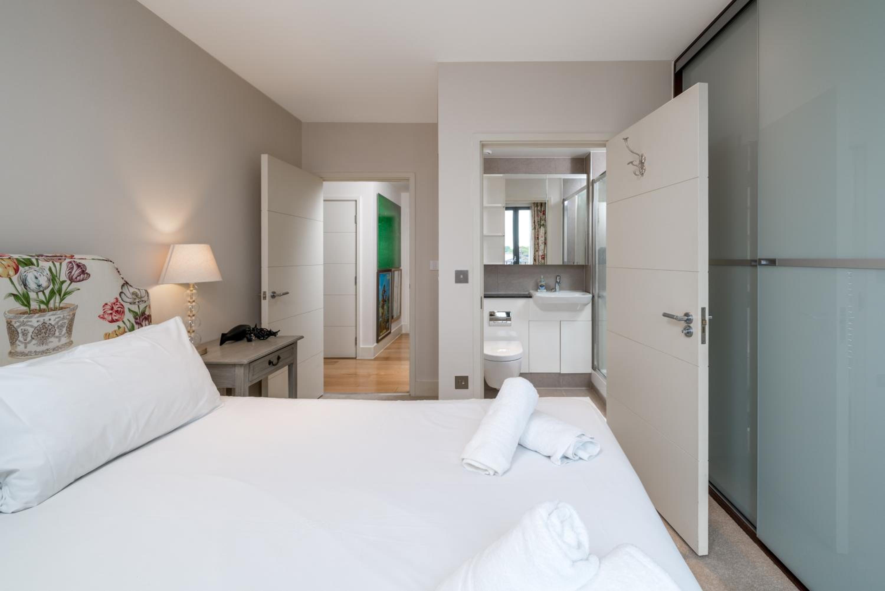 JOIVY Superb Artists Flat with Free Parking by Portobello