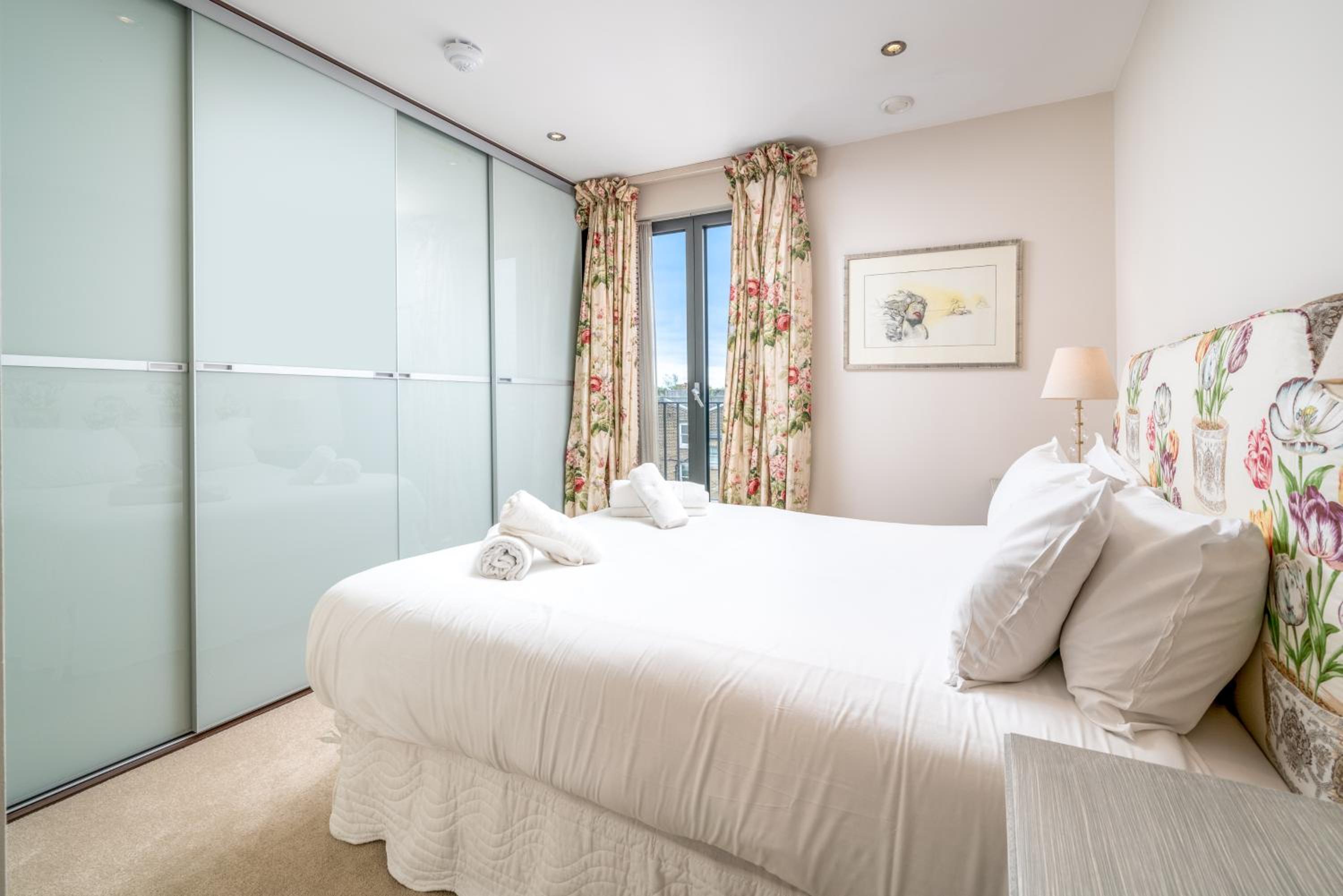 JOIVY Superb Artists Flat with Free Parking by Portobello