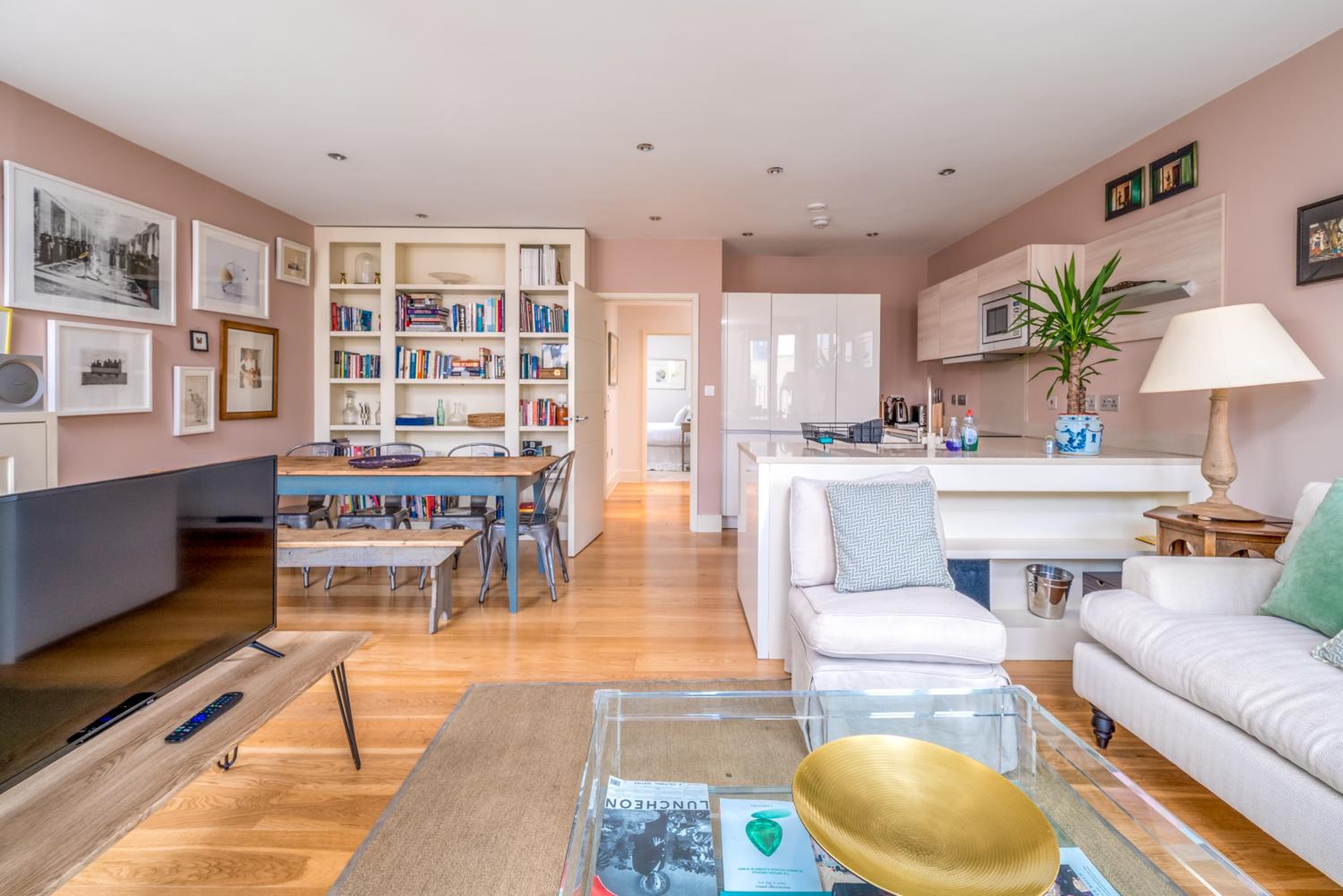 JOIVY Superb Artists Flat with Free Parking by Portobello