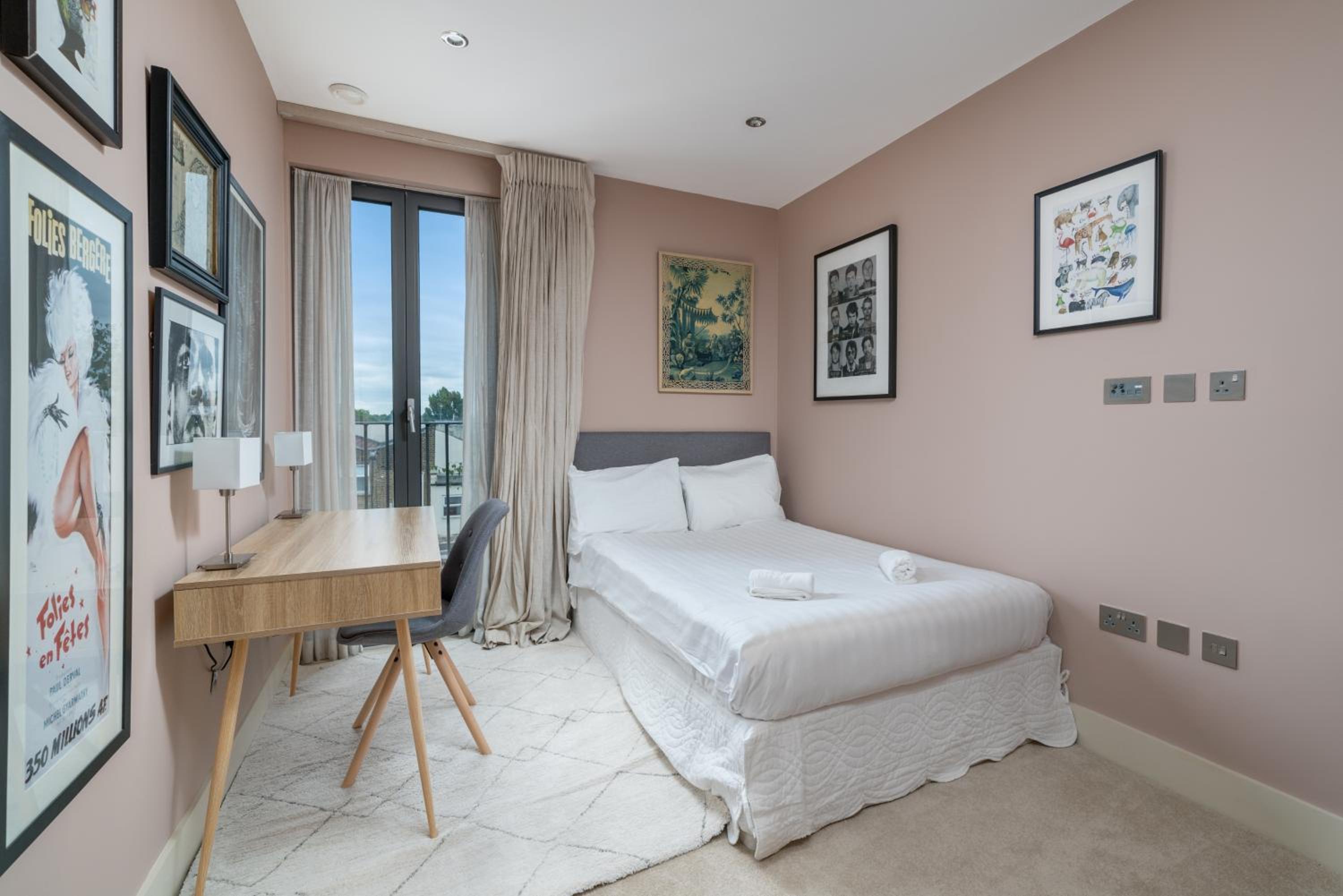 JOIVY Superb Artists Flat with Free Parking by Portobello