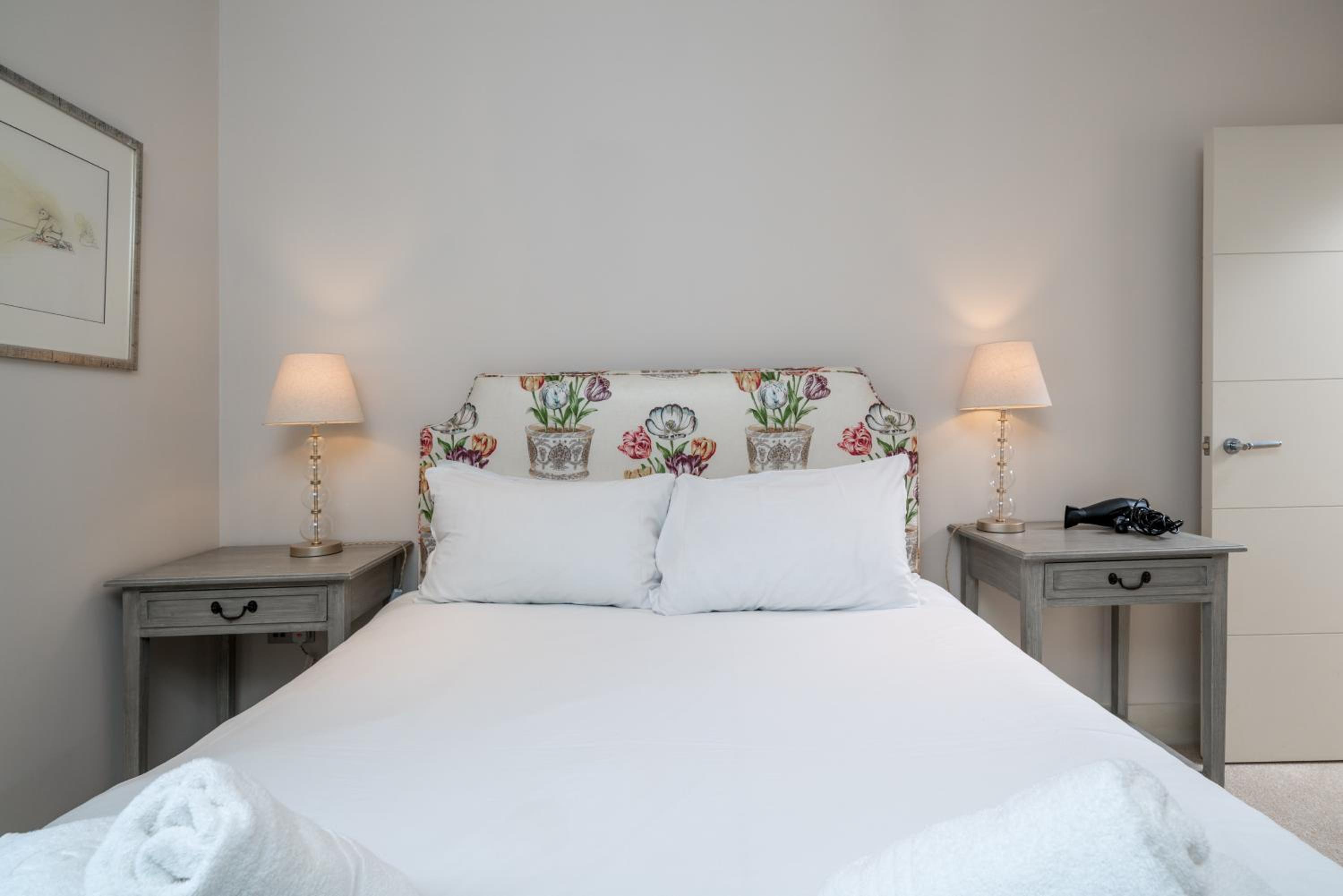 JOIVY Superb Artists Flat with Free Parking by Portobello