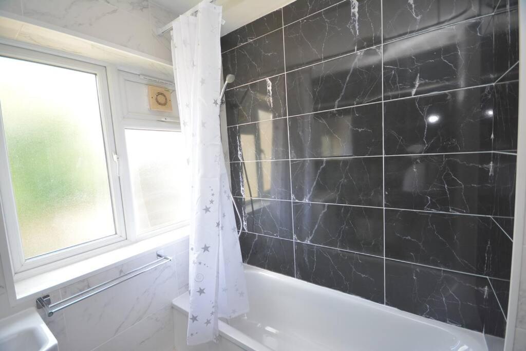 Lovely 2 Bedroom Condo in Greater London