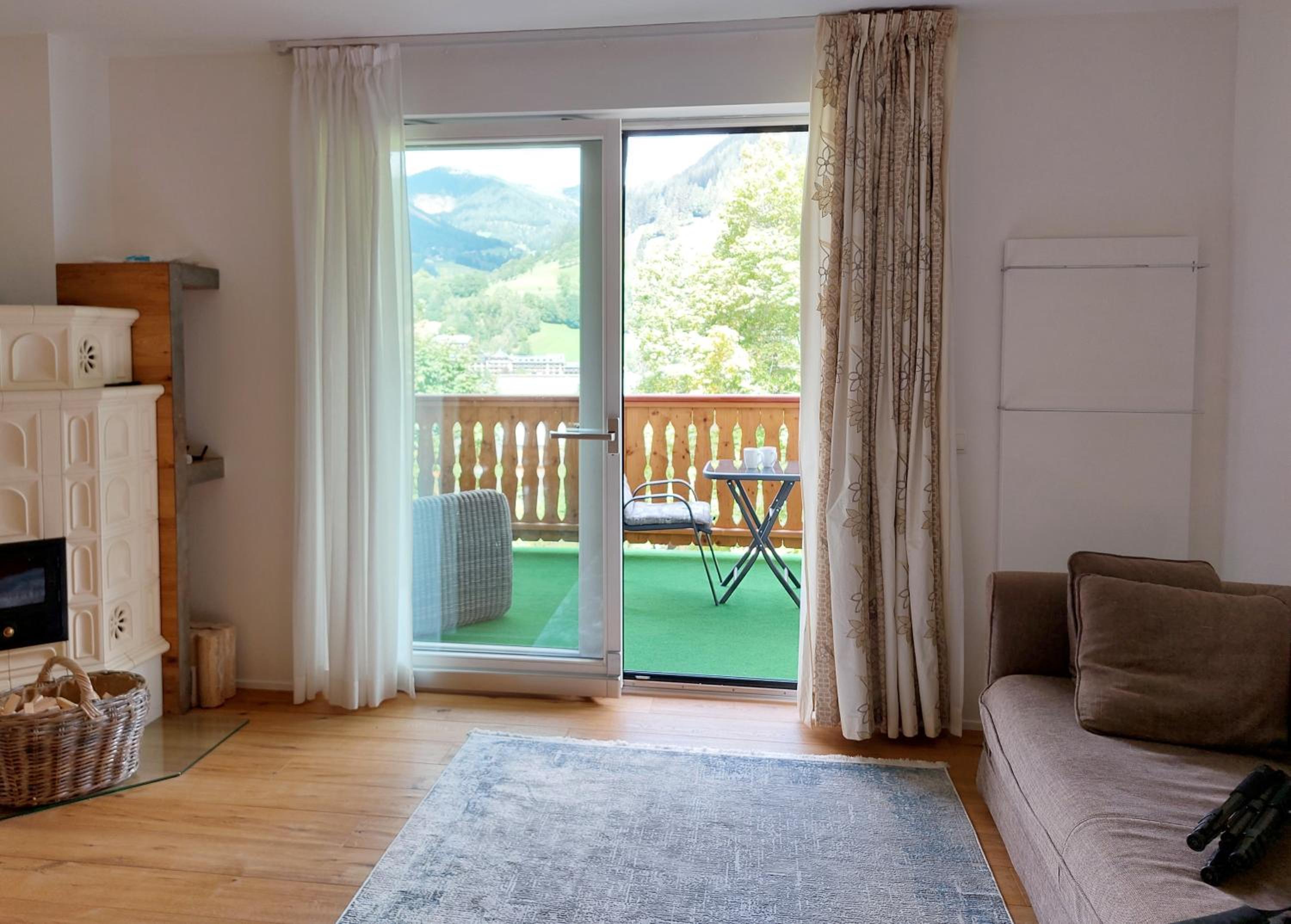 ALPENFLAIR - charming ski-to-door apartment
