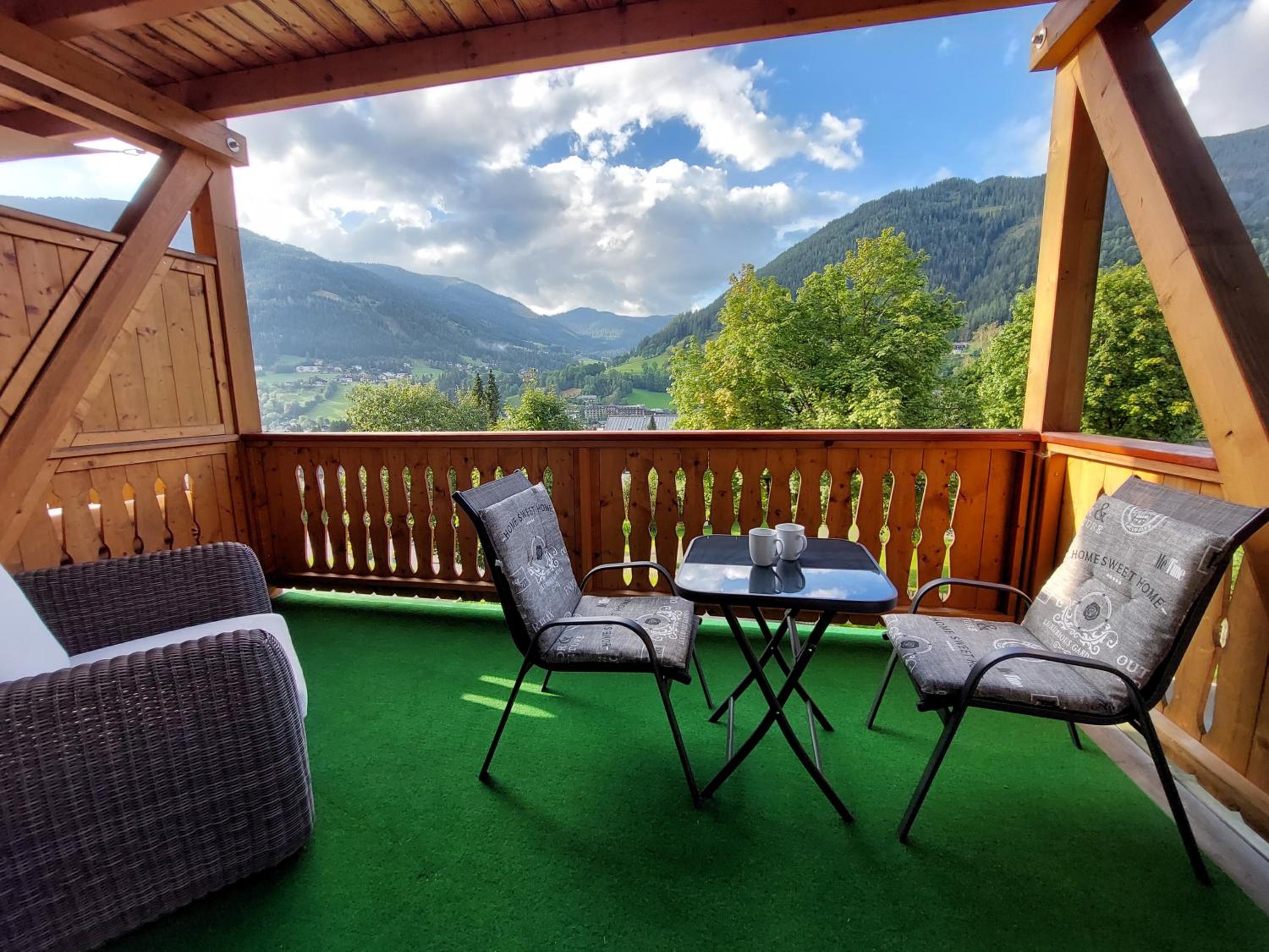ALPENFLAIR - charming ski-to-door apartment