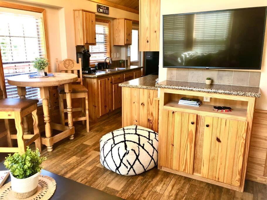 The Armadillo Cabin - Cabins At Rim Rock view 5