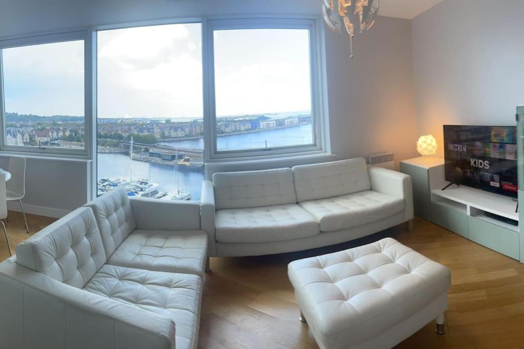 Luxury 8th Floor Apartment with Stunning Views view 3