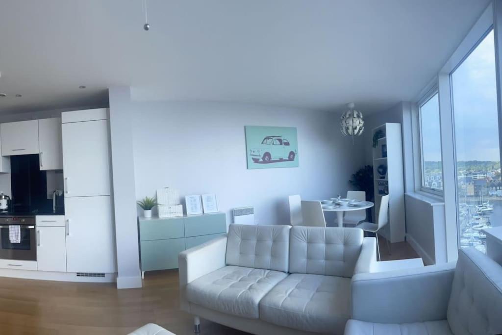 Luxury 8th Floor Apartment with Stunning Views view 2