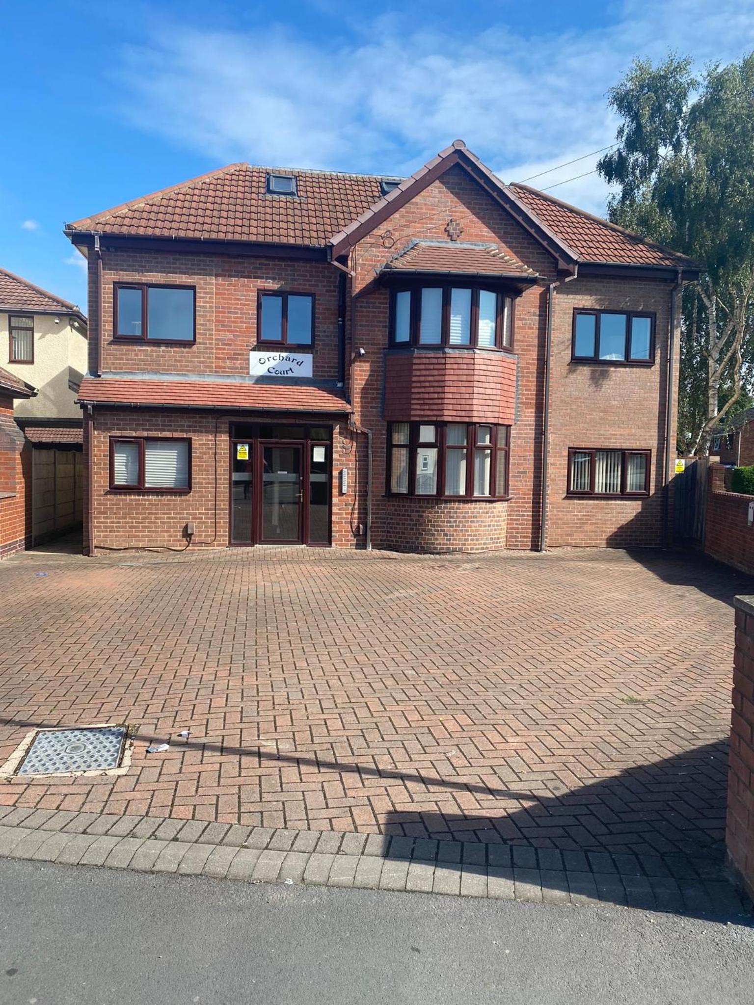 Spacious 1 Bedroom Apartment with free parking