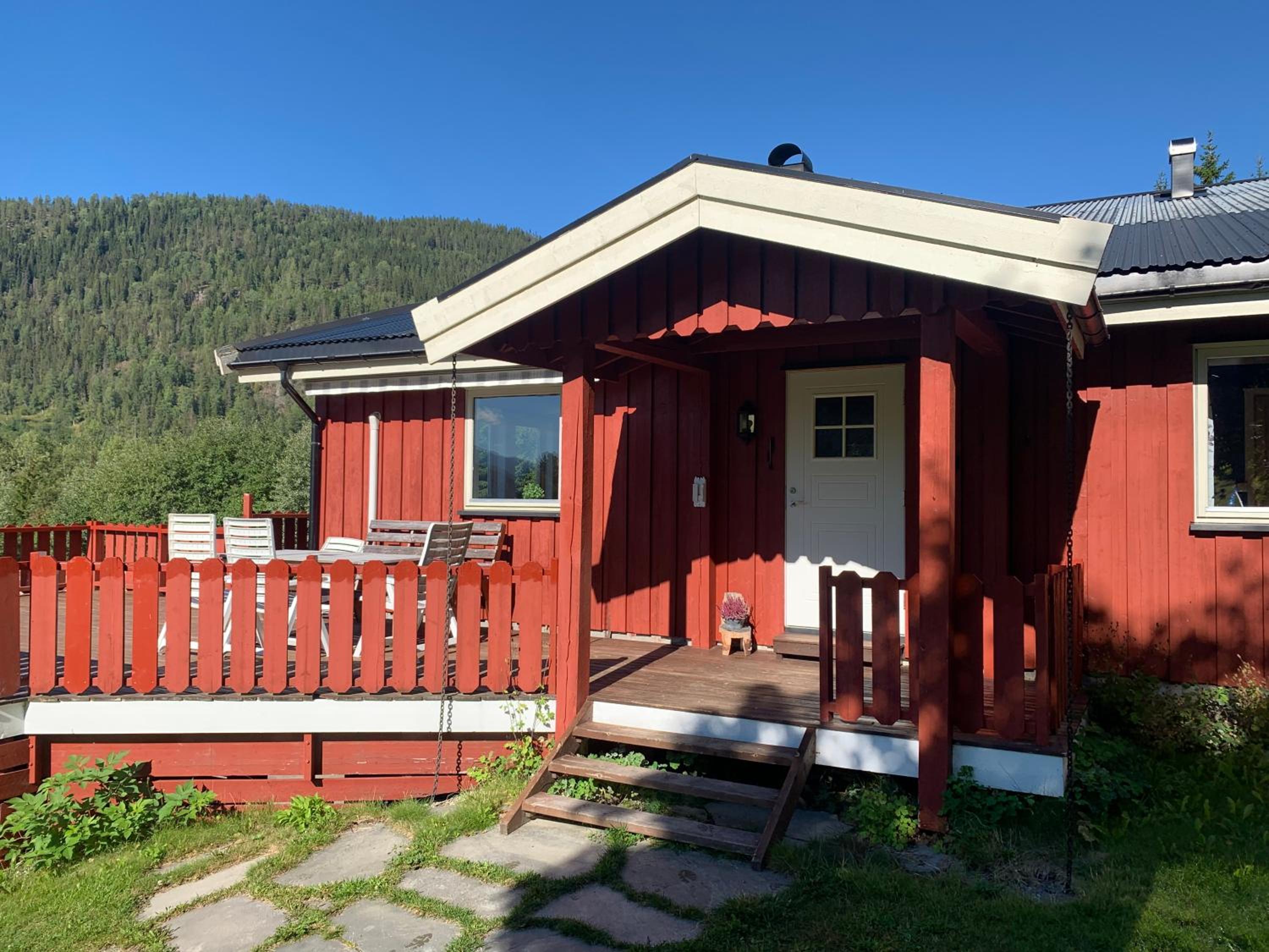 Feriehus med utsikt til fjord og fjell view 2