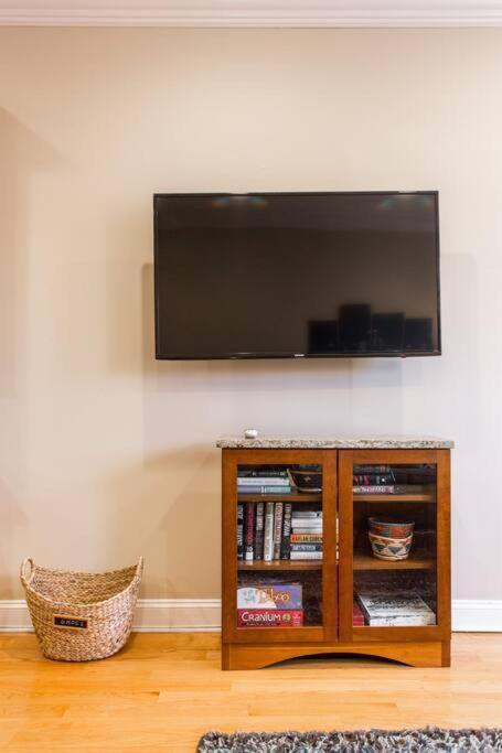 The Wrigleyville Deluxe -Steps from Wrigley Sleeps 10 view 3