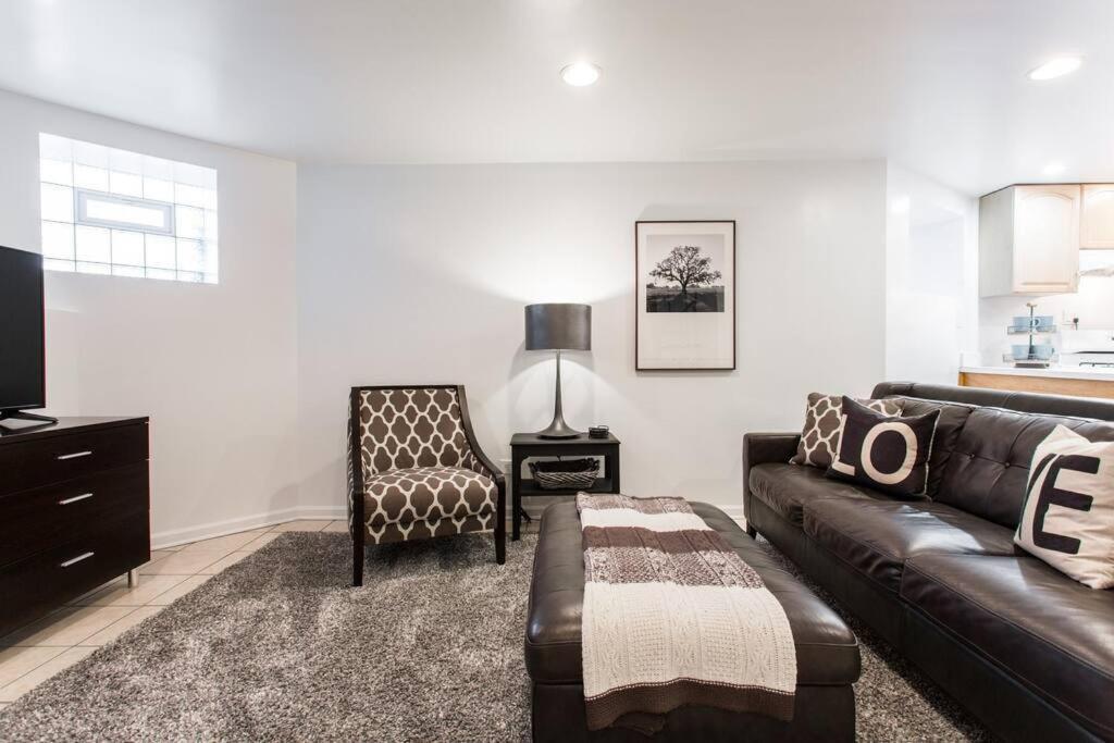 The Wrigleyville Deluxe -Steps from Wrigley Sleeps 10 view 4