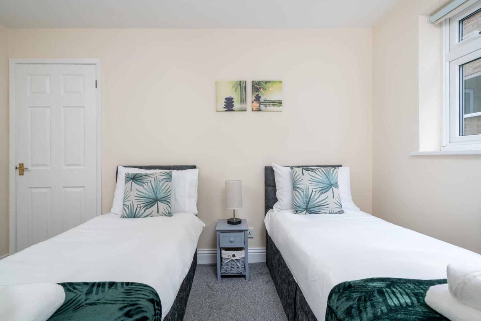 Redhill 2-Bedroom Apartment with Free Parking Near Station & Surrey Hills