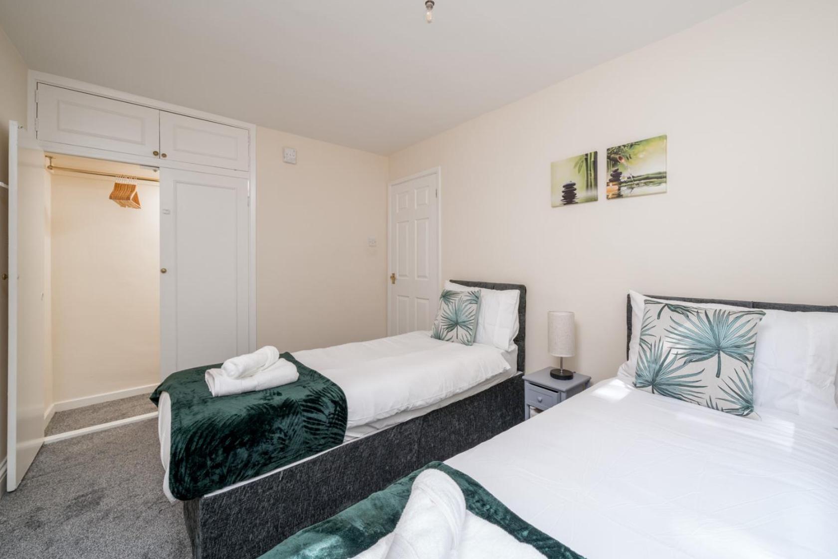 Redhill 2-Bedroom Apartment with Free Parking Near Station & Surrey Hills