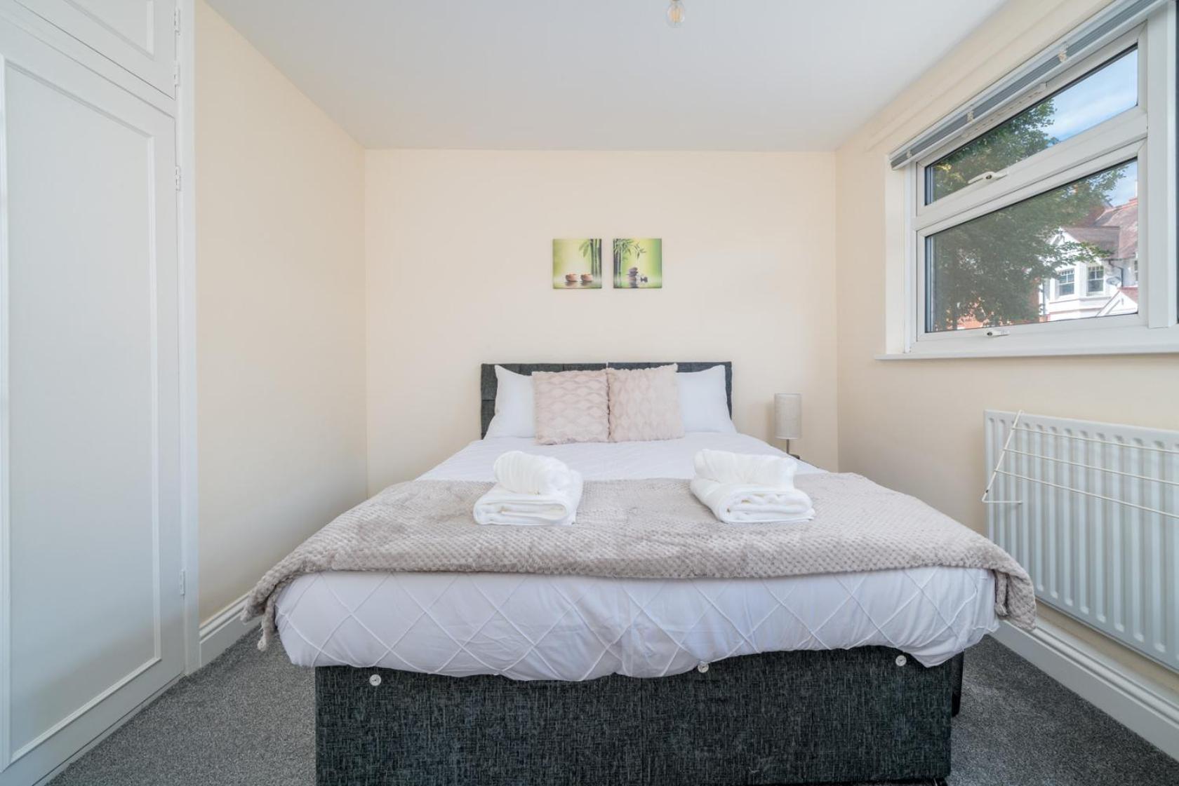 Redhill 2-Bedroom Apartment with Free Parking Near Station & Surrey Hills