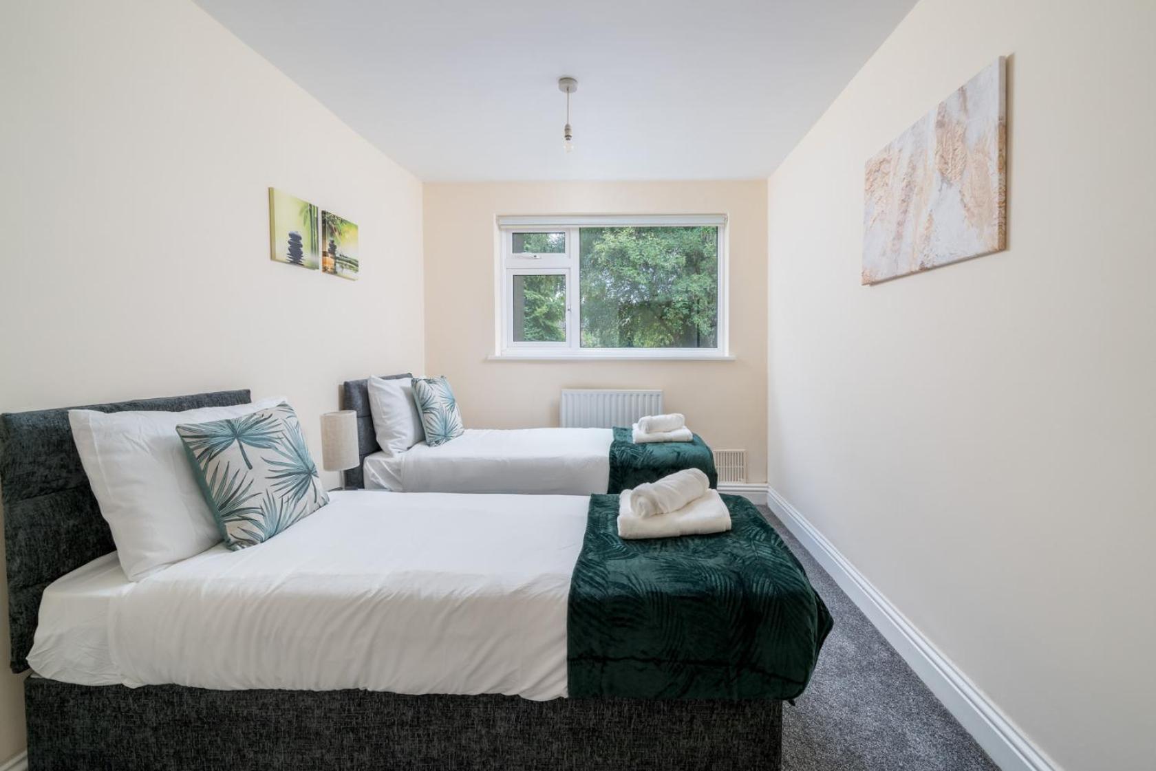 Redhill 2-Bedroom Apartment with Free Parking Near Station & Surrey Hills