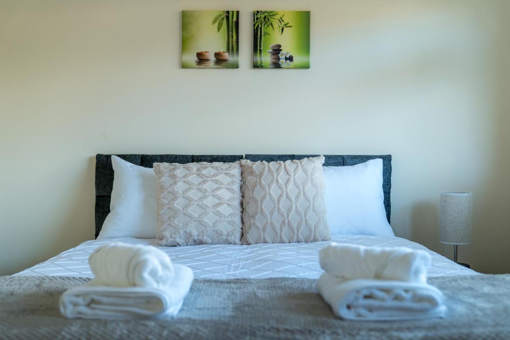 Redhill 2-Bedroom Apartment with Free Parking Near Station & Surrey Hills