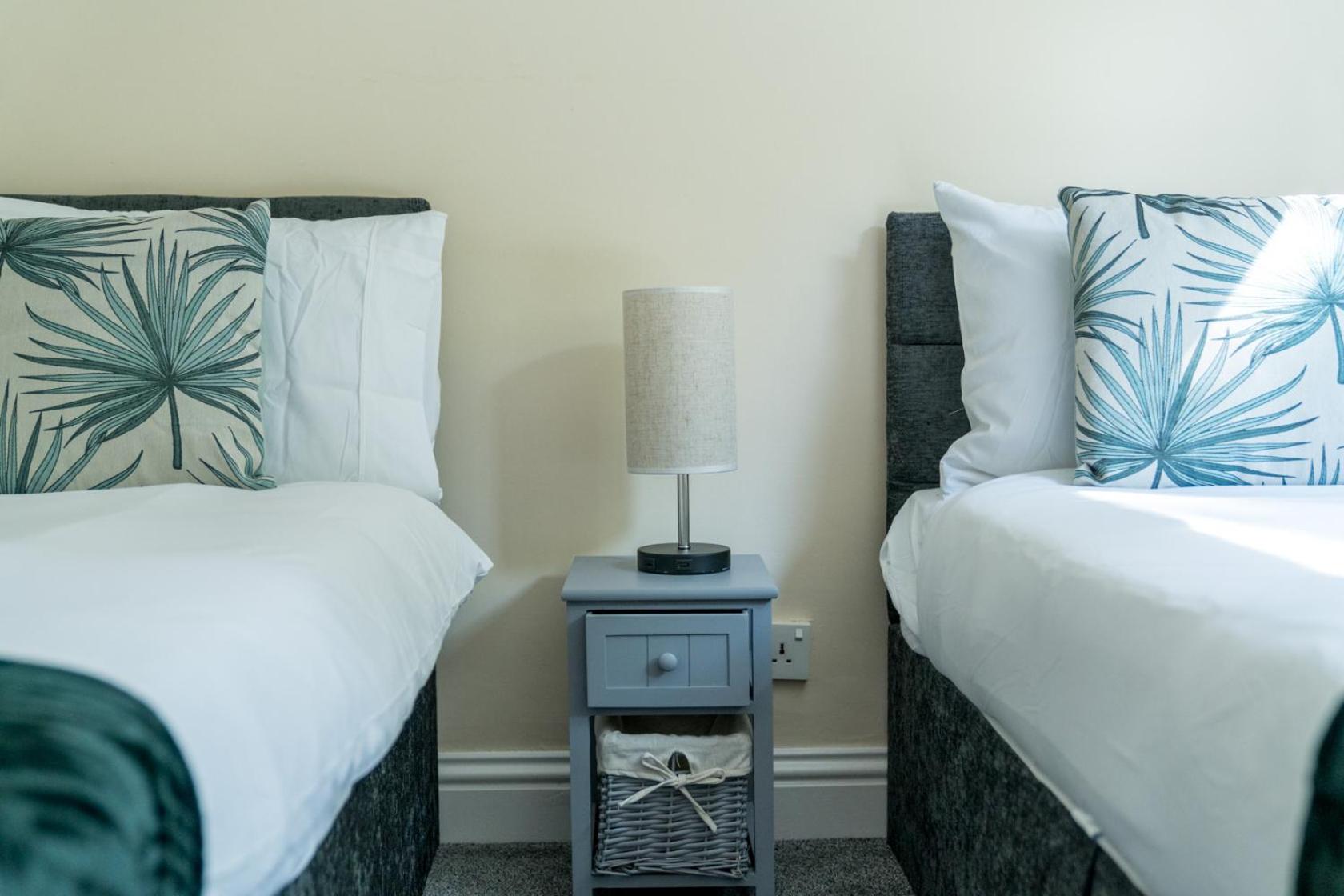 Redhill 2-Bedroom Apartment with Free Parking Near Station & Surrey Hills