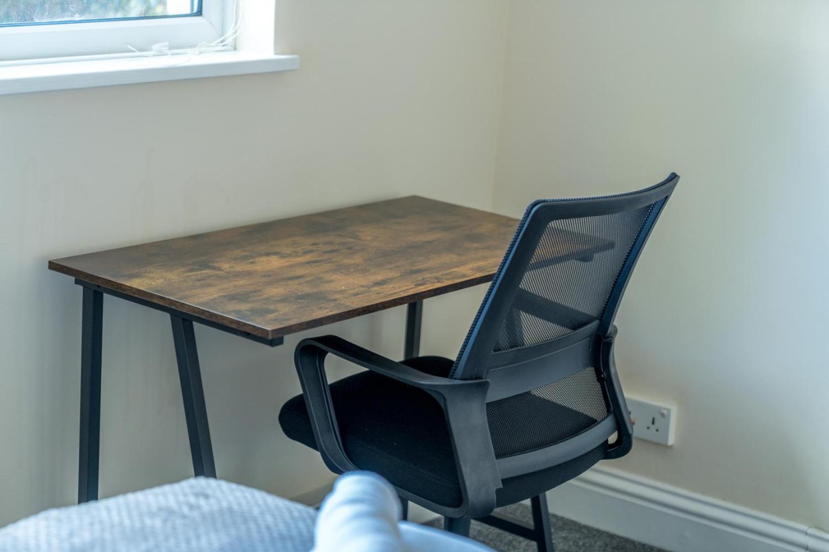 Redhill 2-Bedroom Apartment with Free Parking Near Station & Surrey Hills