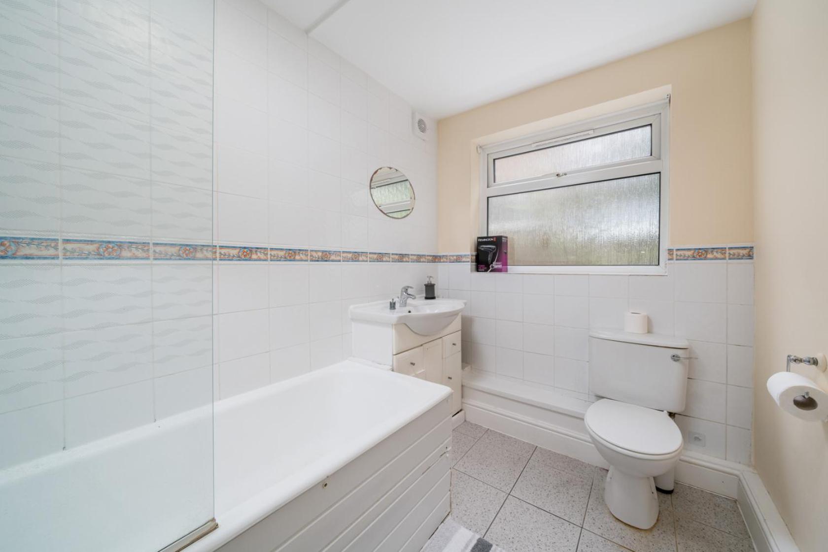 Redhill 2-Bedroom Apartment with Free Parking Near Station & Surrey Hills