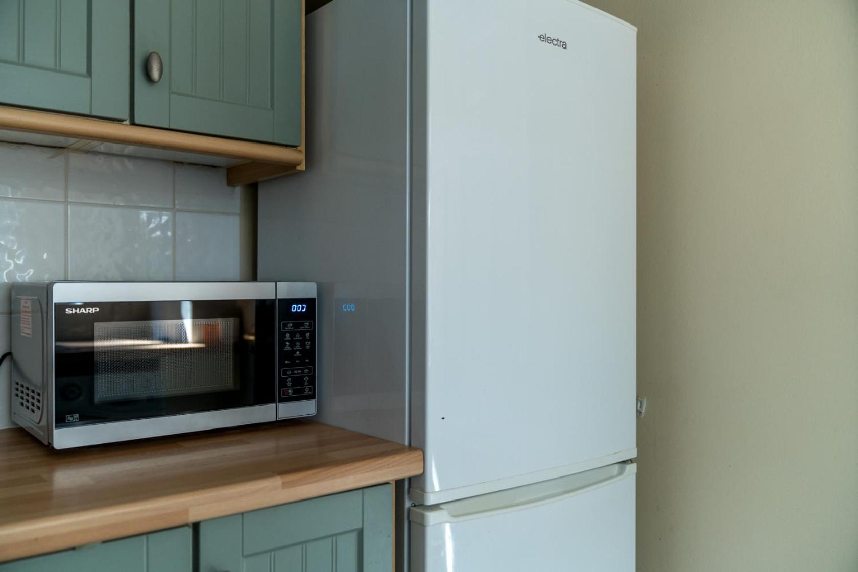 Redhill 2-Bedroom Apartment with Free Parking Near Station & Surrey Hills