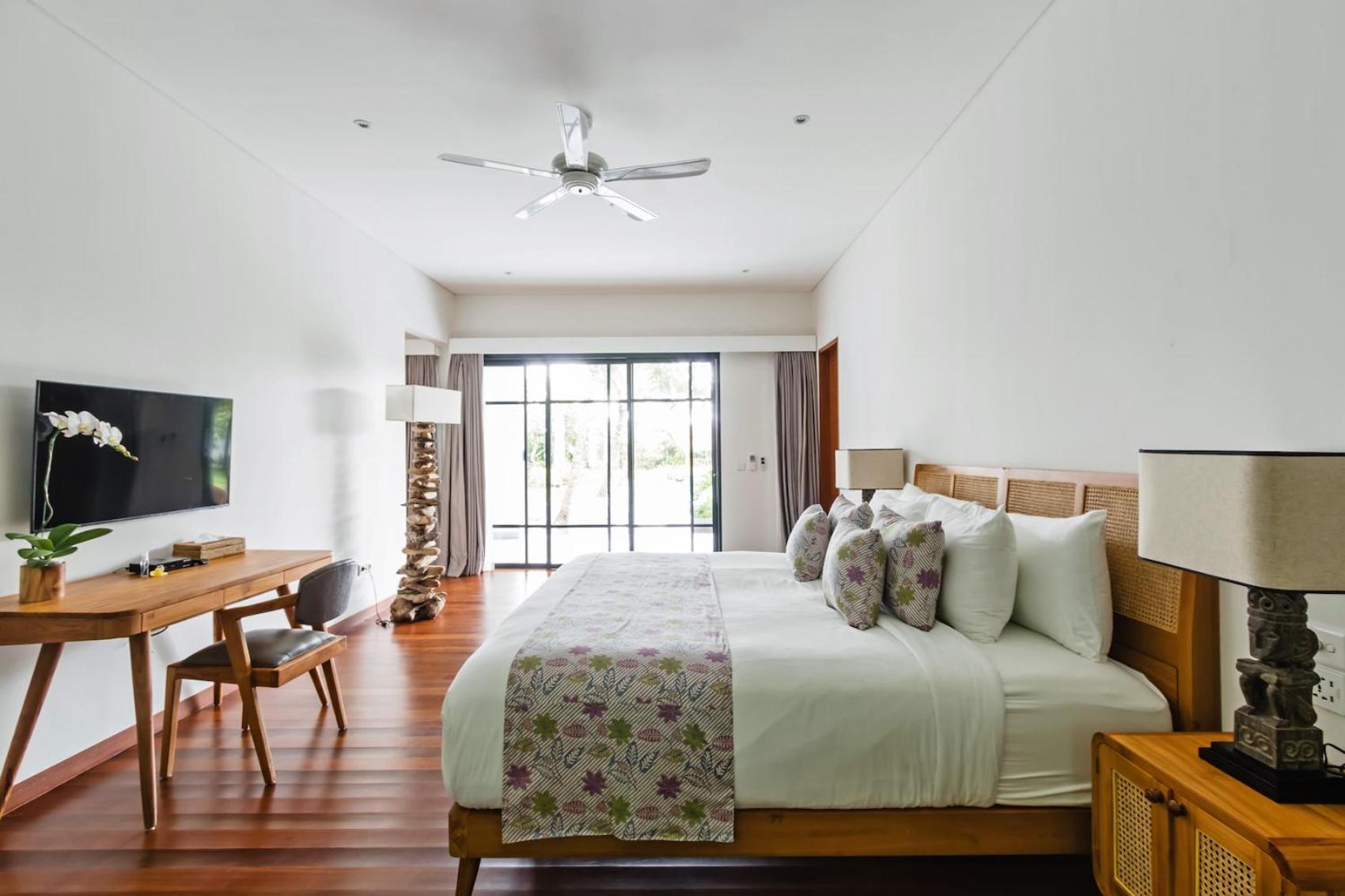 Heritage Villa, Ultimate 6 bed, 20 meter pool 700 metre from beach view 5