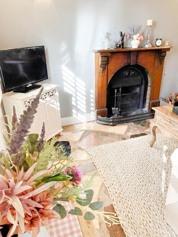 The Romantic Pink English Cottage at Tamborine Mountain