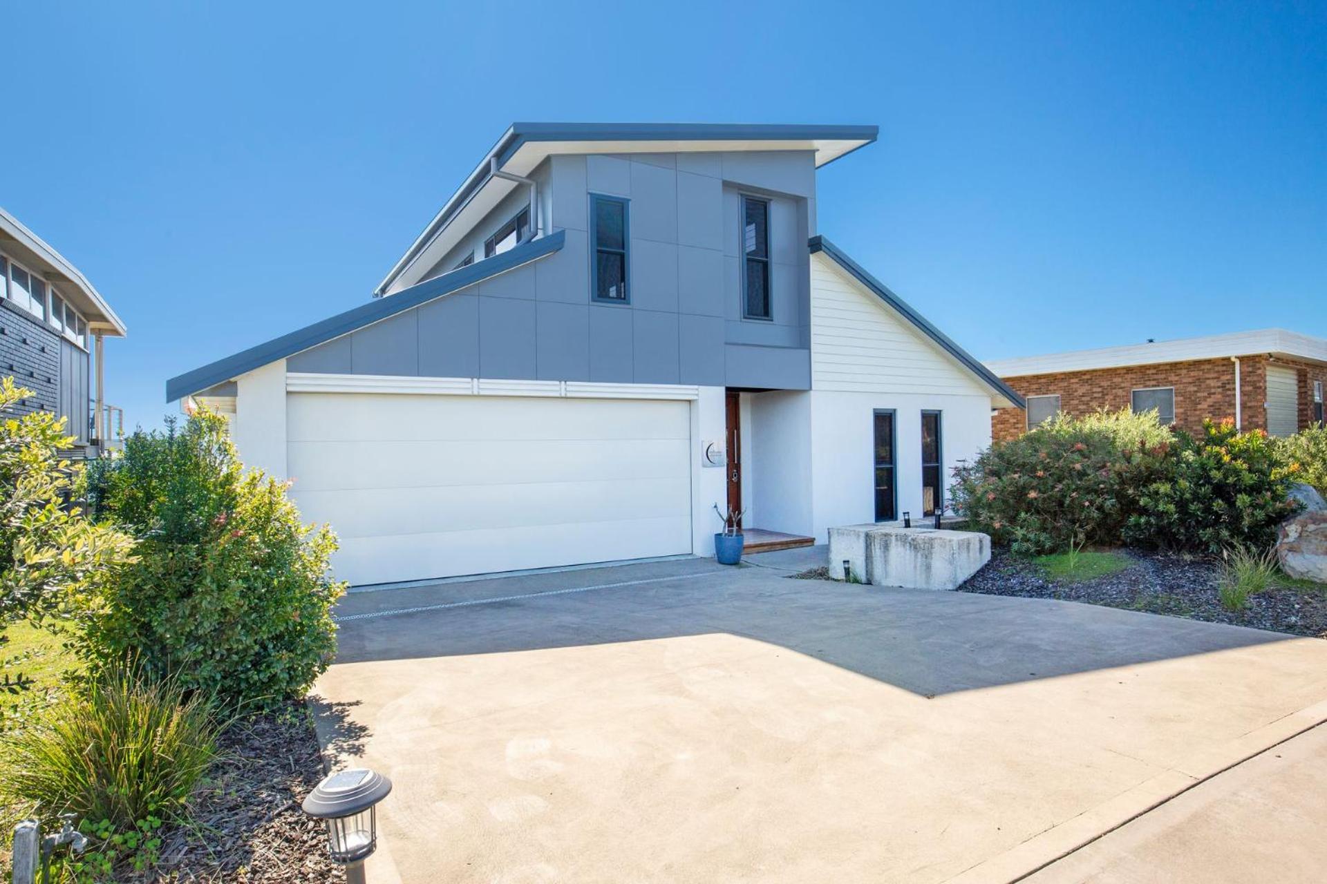 Eclipse Absolute Beachfront with Stunning Views