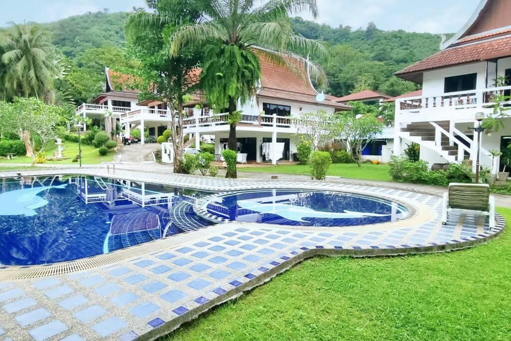 Lovely 2-Bedroom Condo with Pool view 4
