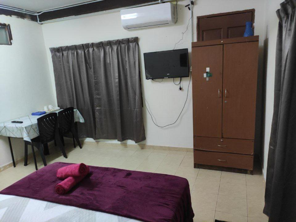 CiTY Roomstay Budget Middle Kuala Terengganu 1queen bed photo 4