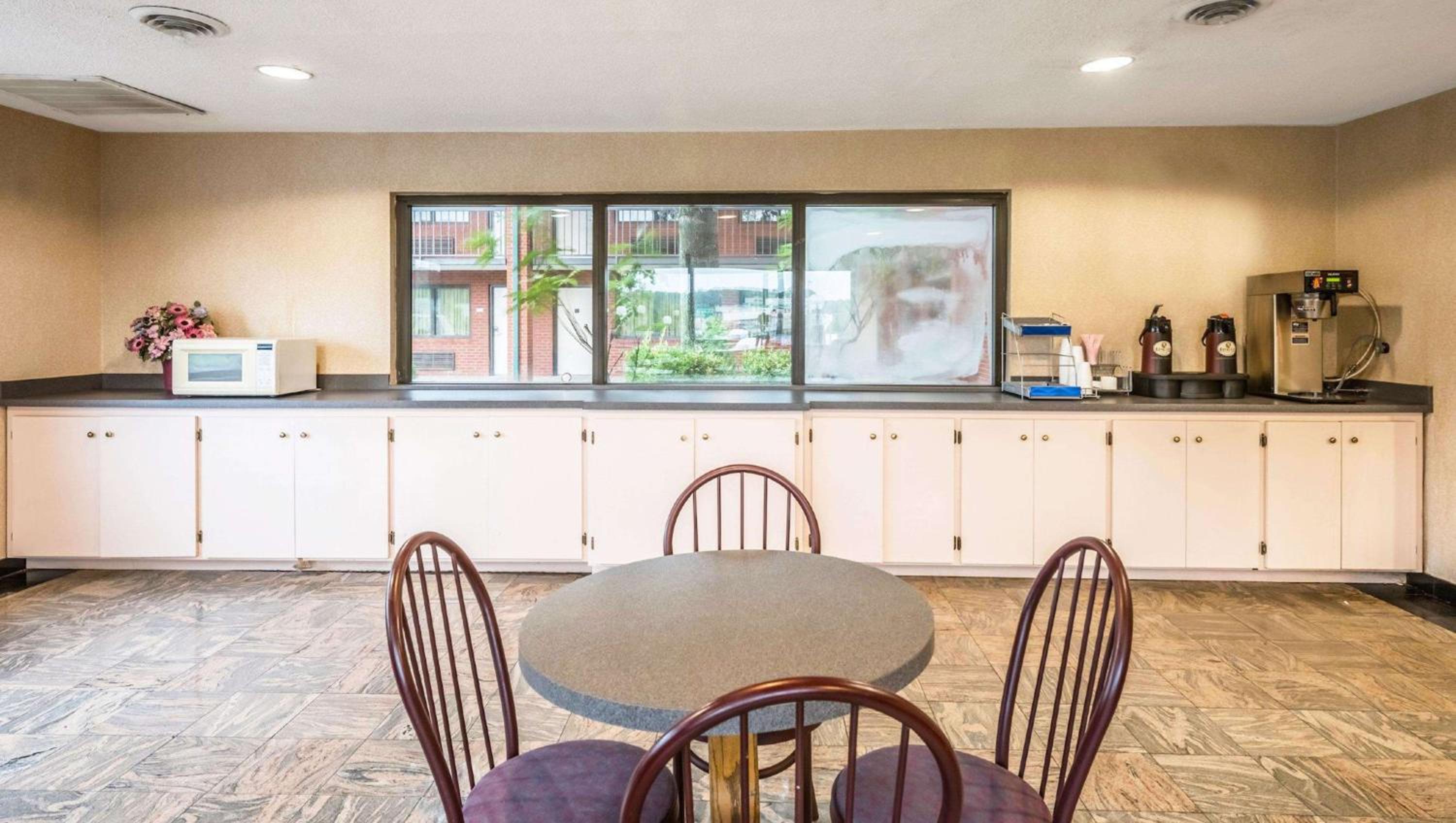 Roanoke Rapids Vacations - Studios and Suites 4 Less Emporia - Property Image 4