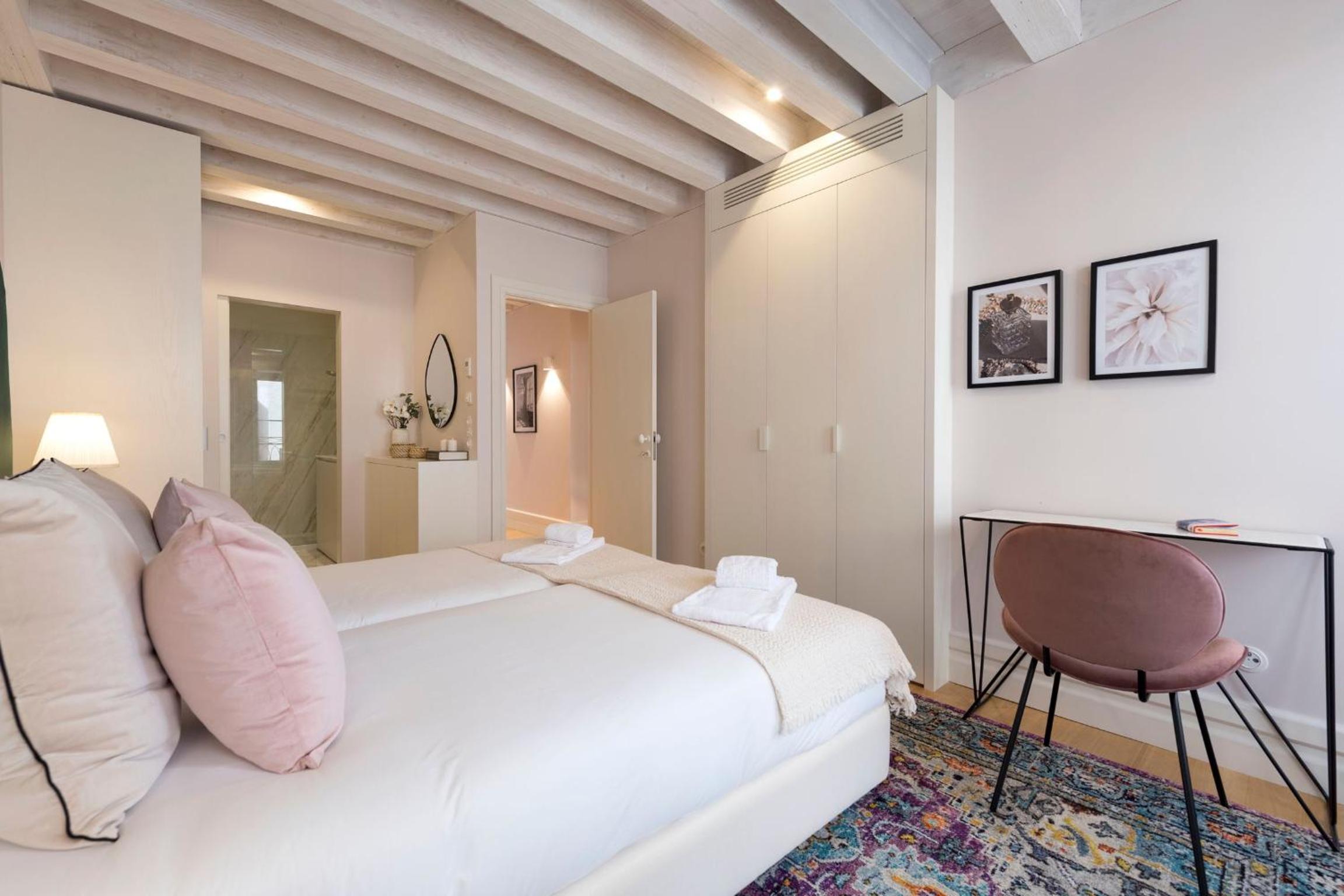 Mouzinho Luxury 3BR Flat l 5 min Walk to Ribeira by Lovelystay