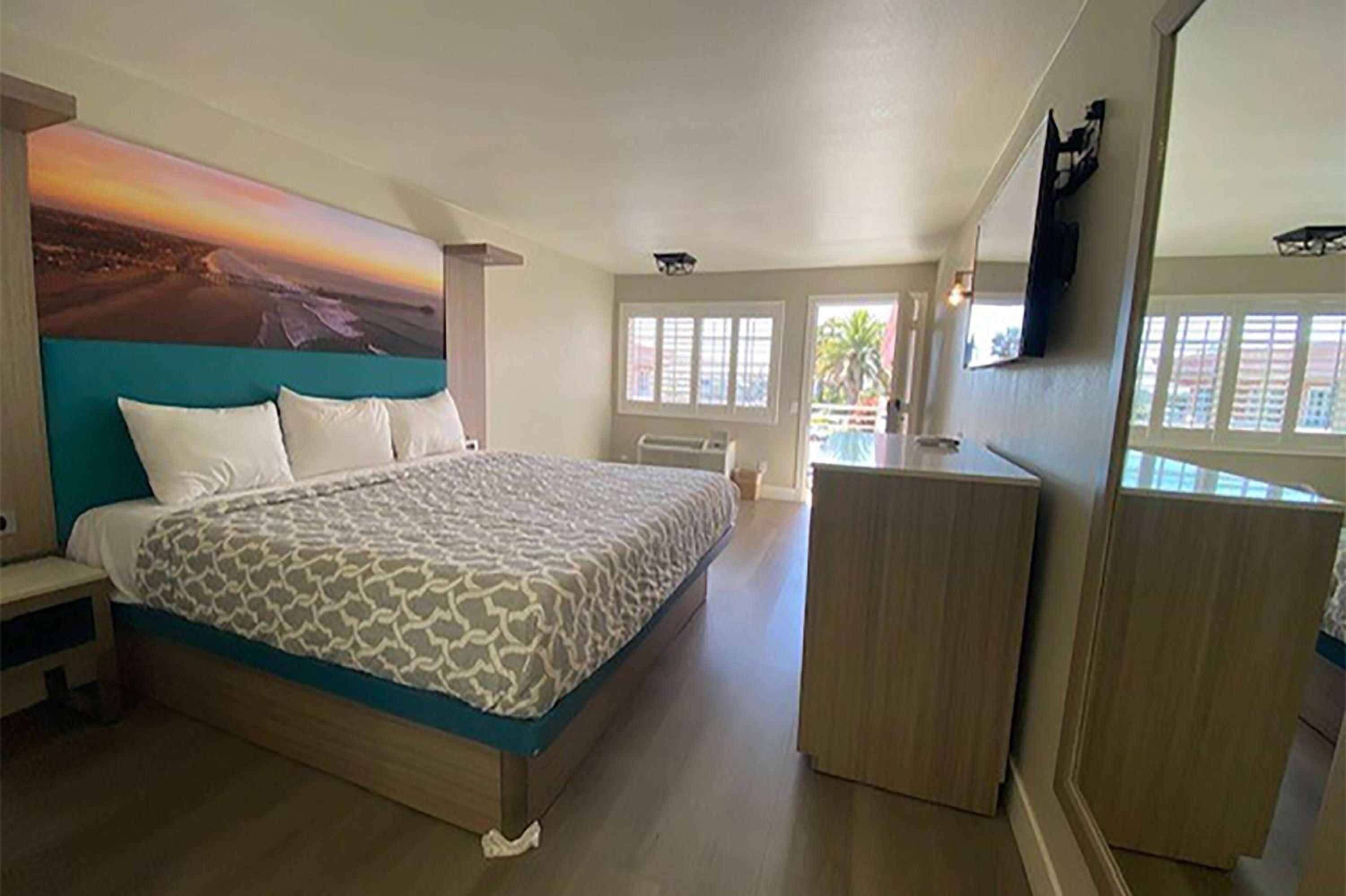 Super 8 by Wyndham Oceanside Downtown - Property Image 10