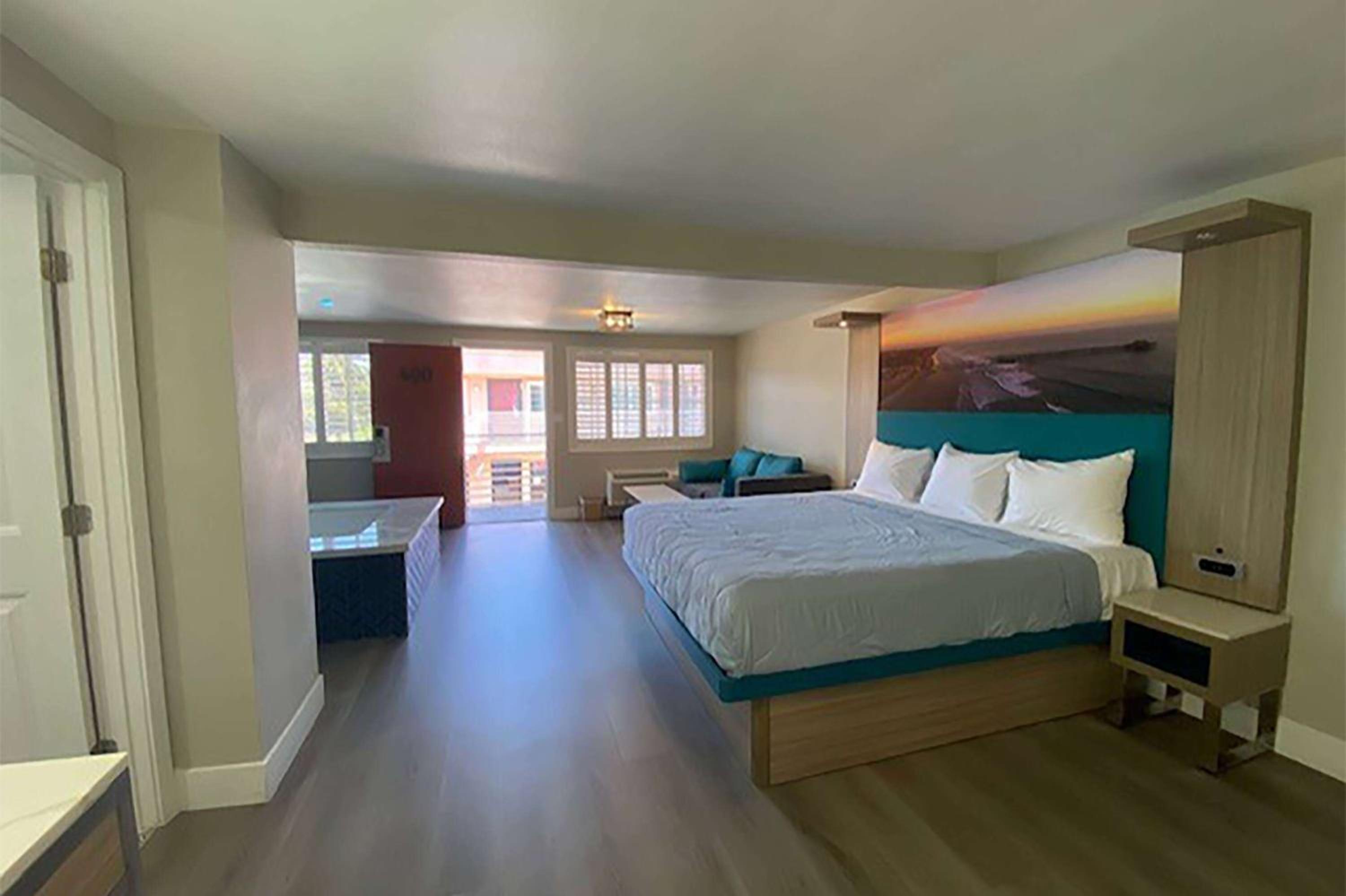 Super 8 by Wyndham Oceanside Downtown - Property Image 11