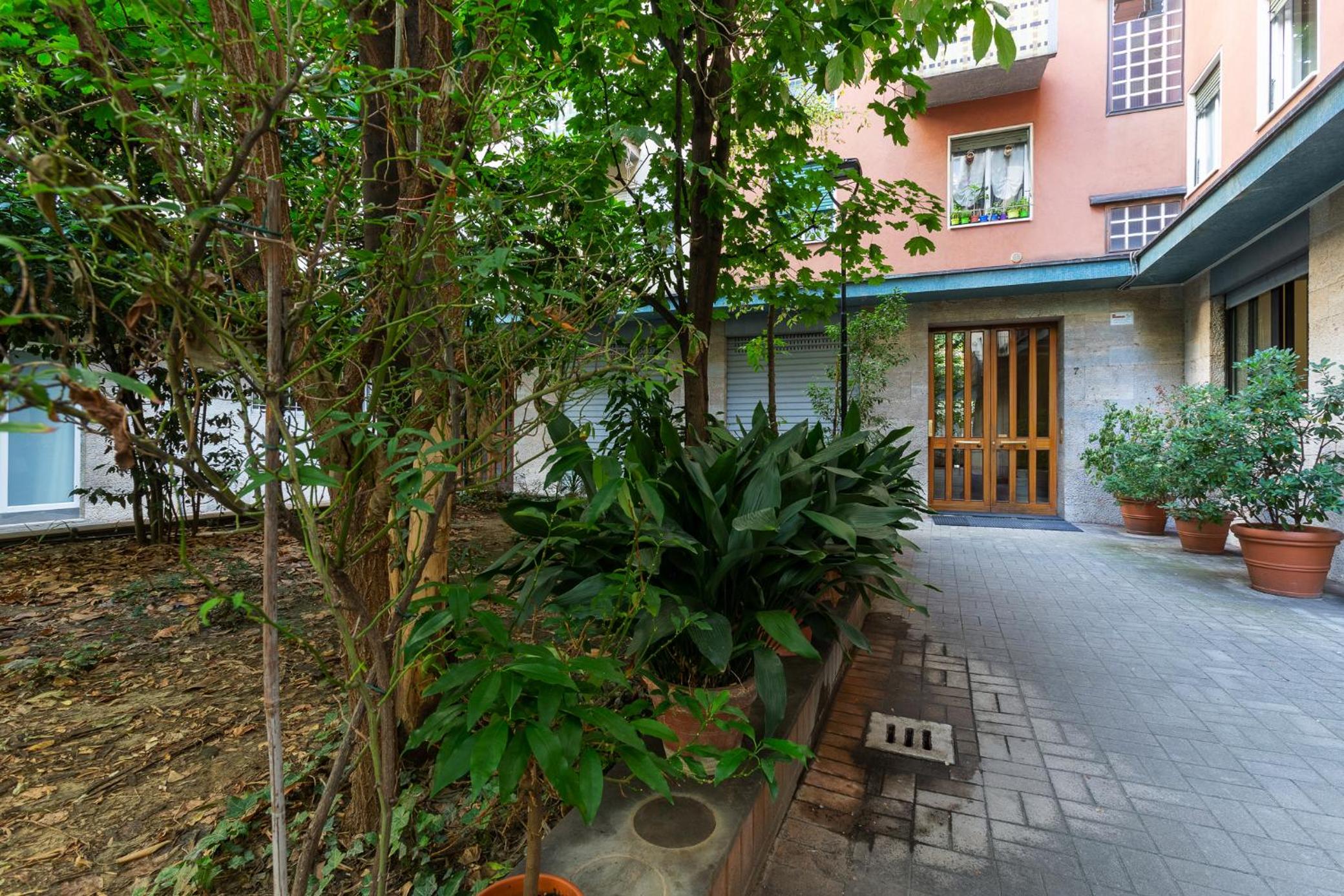 GuestHost - Apt with Terrace 10 min walk from Piazza Santo Stefano view 3