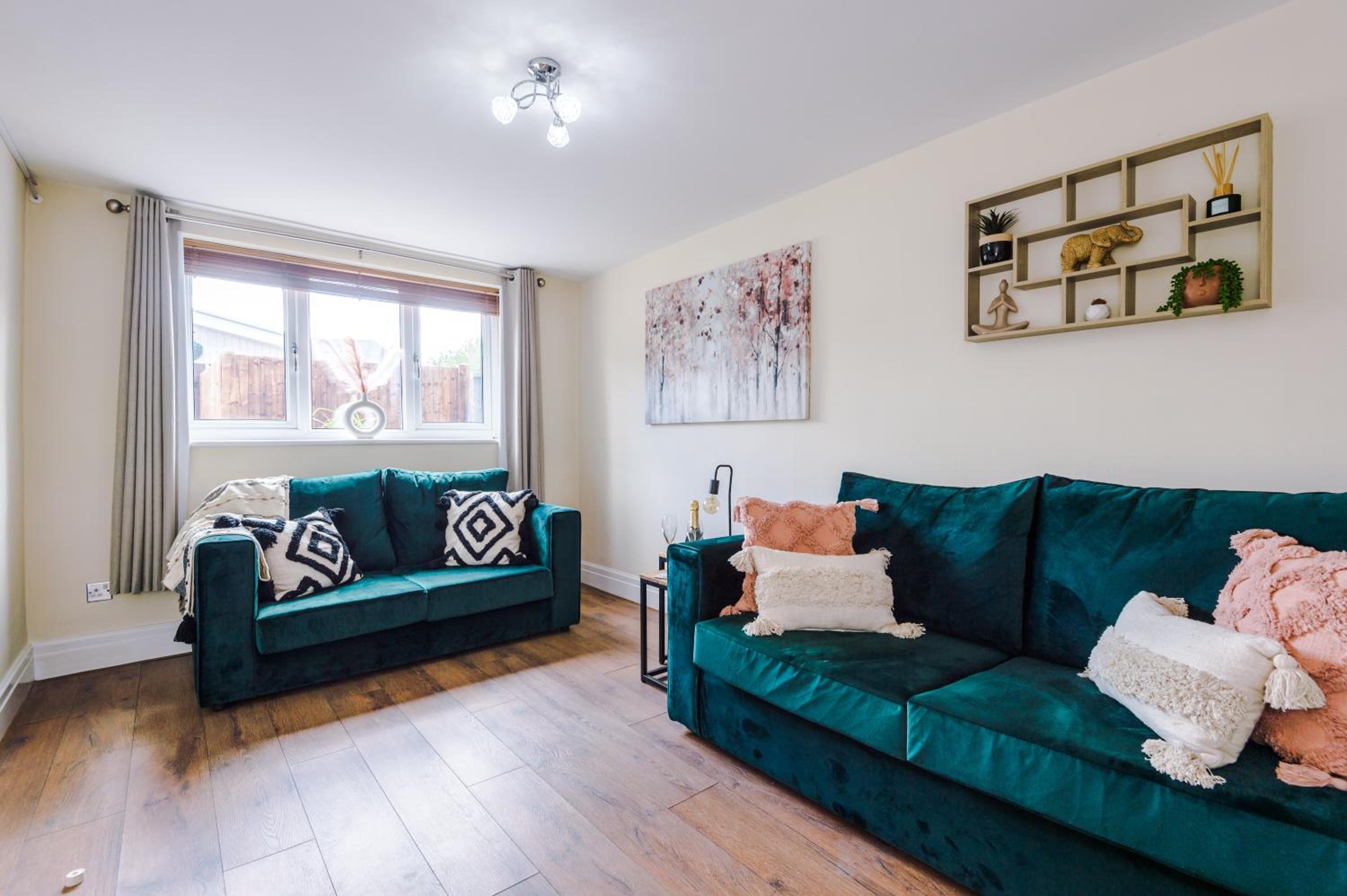 Charming 3-Bed cottage in Chester, ideal for Families & Workers, FREE Parking - Sleeps 7 view 3