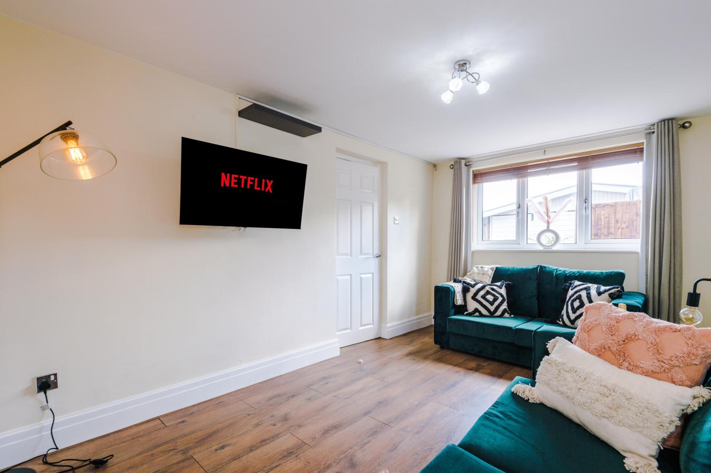 Charming 3-Bed cottage in Chester, ideal for Families & Workers, FREE Parking - Sleeps 7 view 5