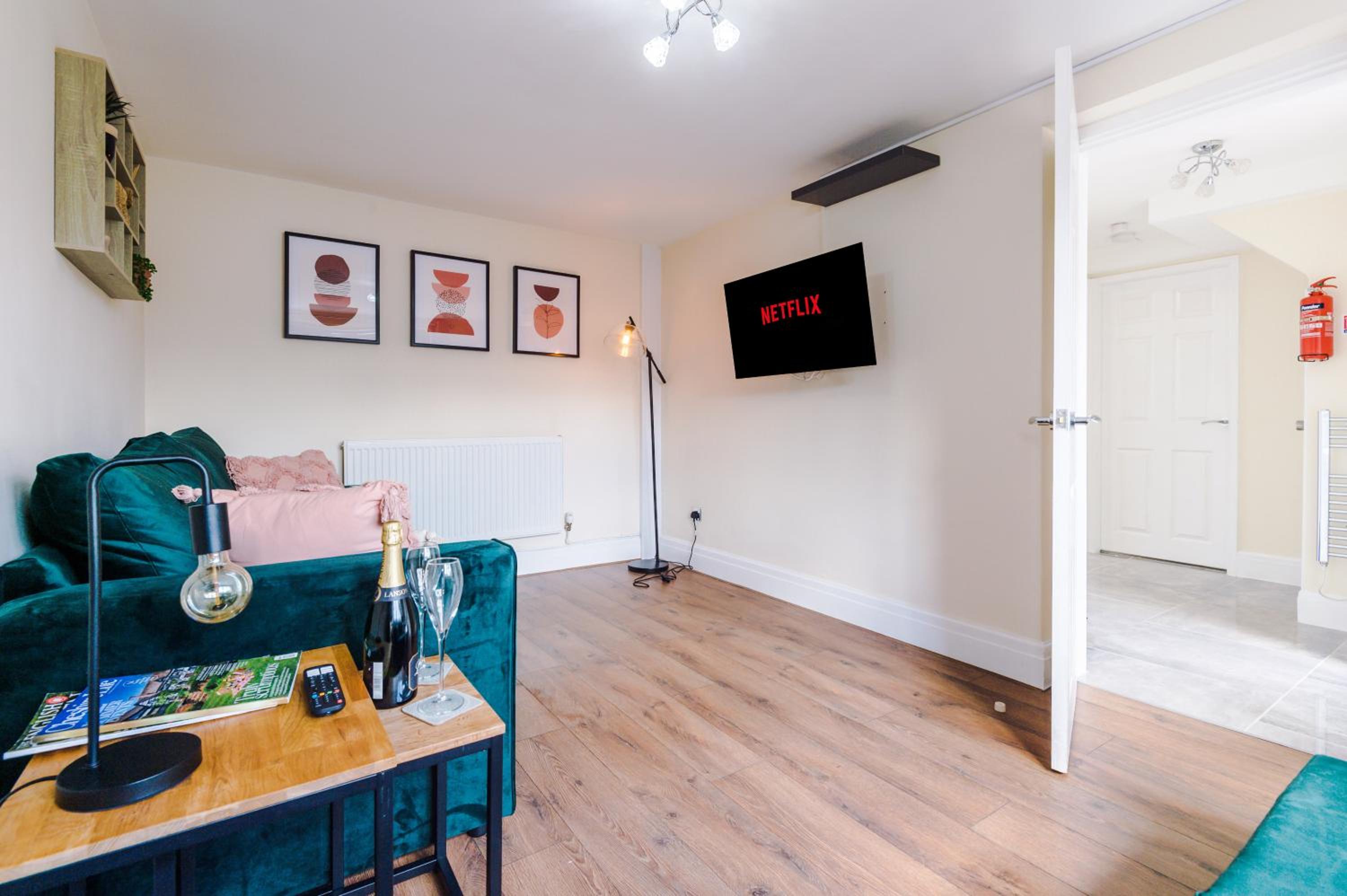 Charming 3-Bed cottage in Chester, ideal for Families & Workers, FREE Parking - Sleeps 7 view 2