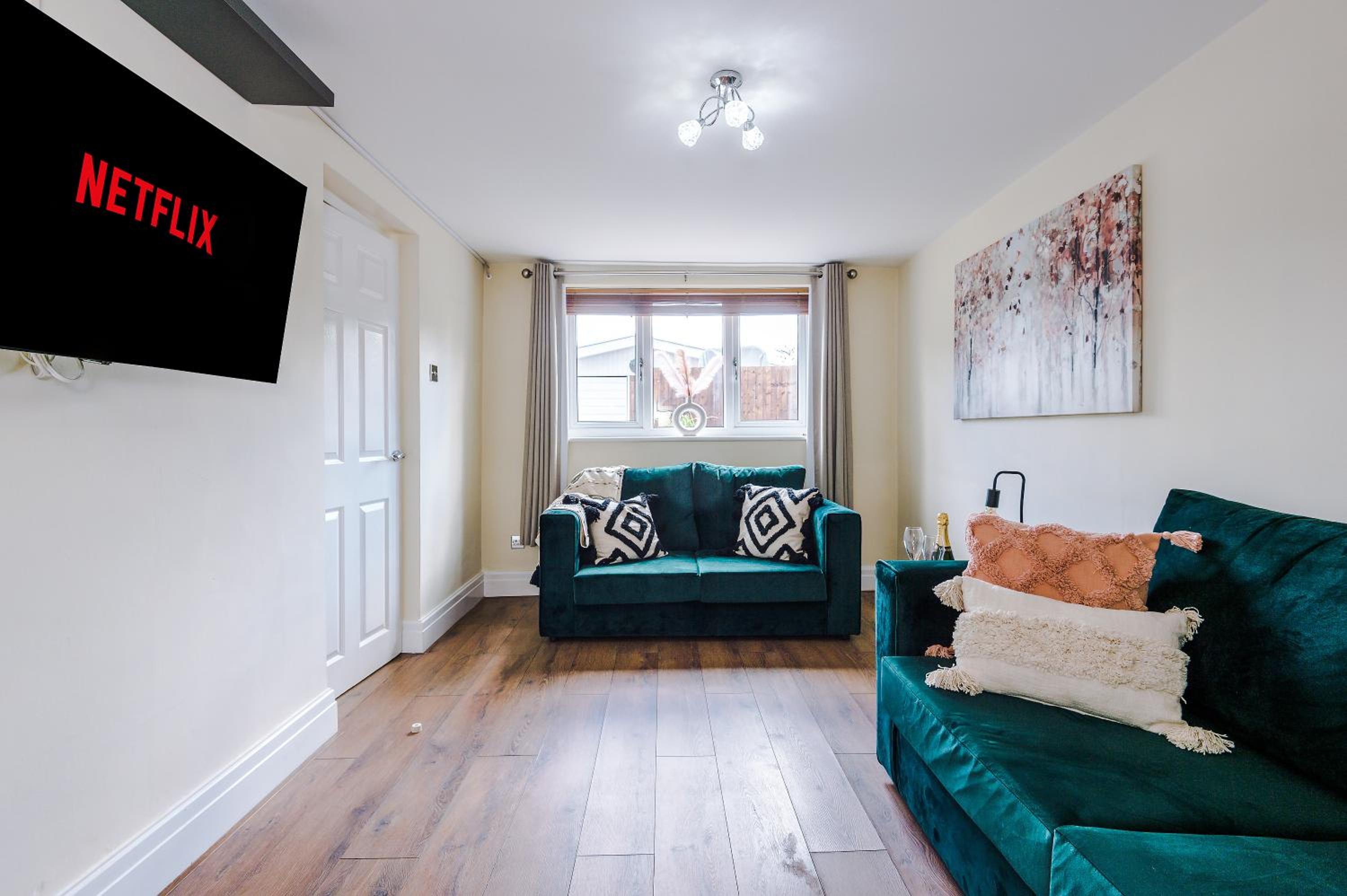 Charming 3-Bed cottage in Chester, ideal for Families & Workers, FREE Parking - Sleeps 7 view 4