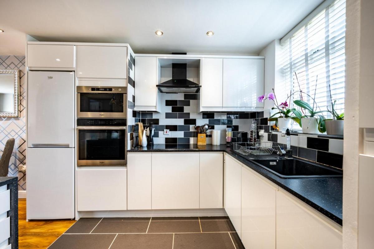 Stunning 1BD Flat close to Manchester City Centre view 3