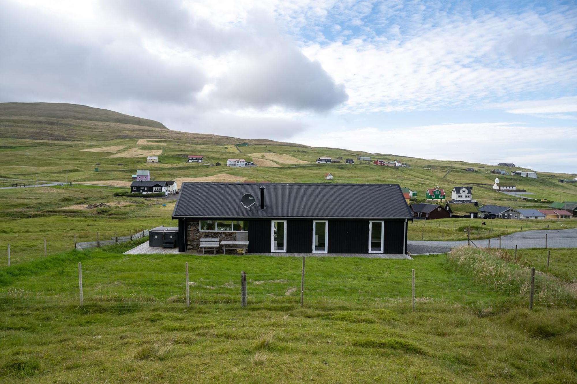 Peaceful Nature Escape in Skálavík - 3BR - Parking view 3