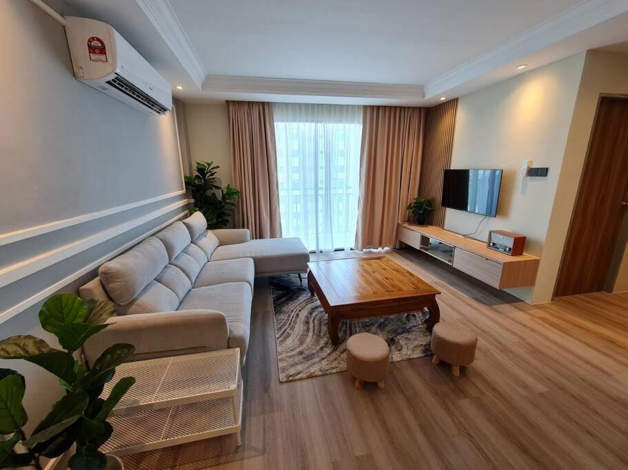 Lovely 1878 Apartment 3-bedrooms with free parking photo 1