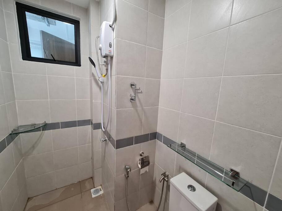 Lovely 1878 Apartment 3-bedrooms with free parking view 2