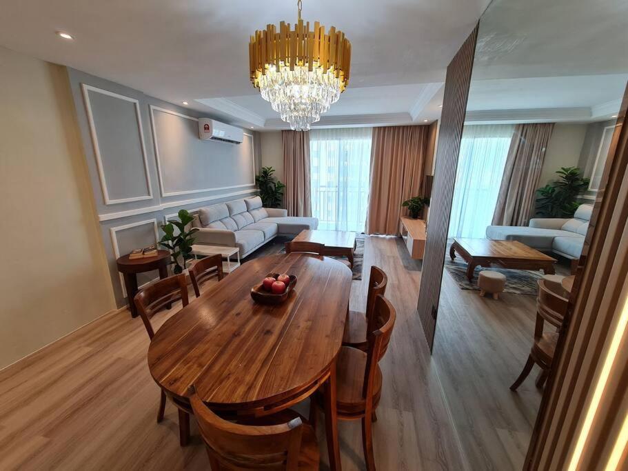 Lovely 1878 Apartment 3-bedrooms with free parking photo 2