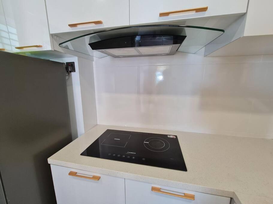Lovely 1878 Apartment 3-bedrooms with free parking photo 3