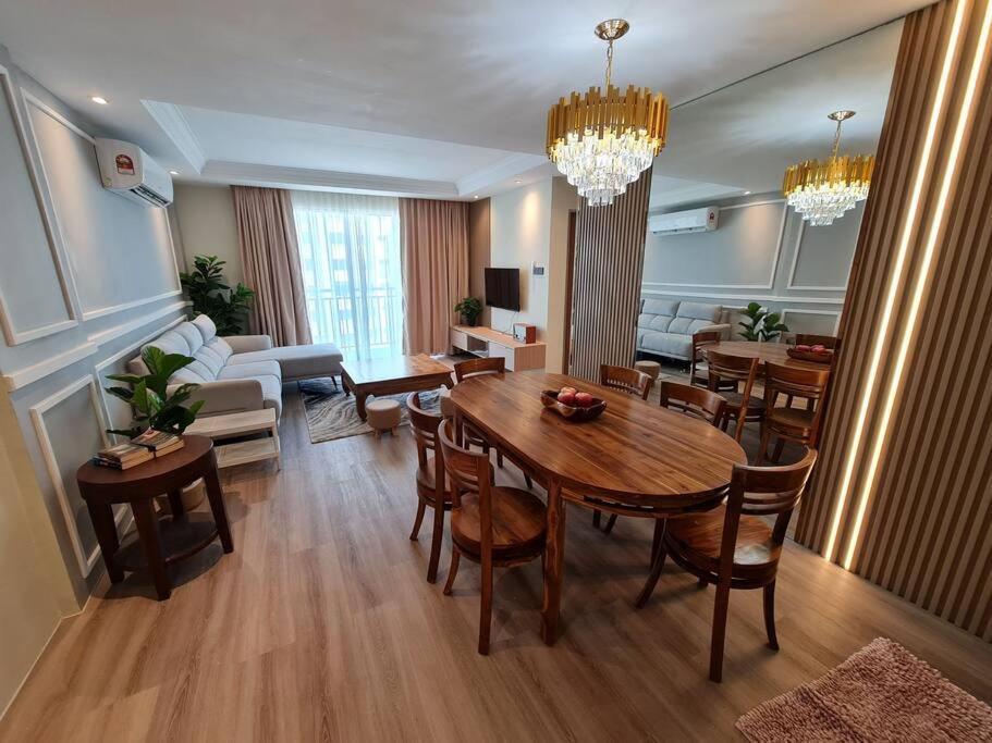Lovely 1878 Apartment 3-bedrooms with free parking photo 4