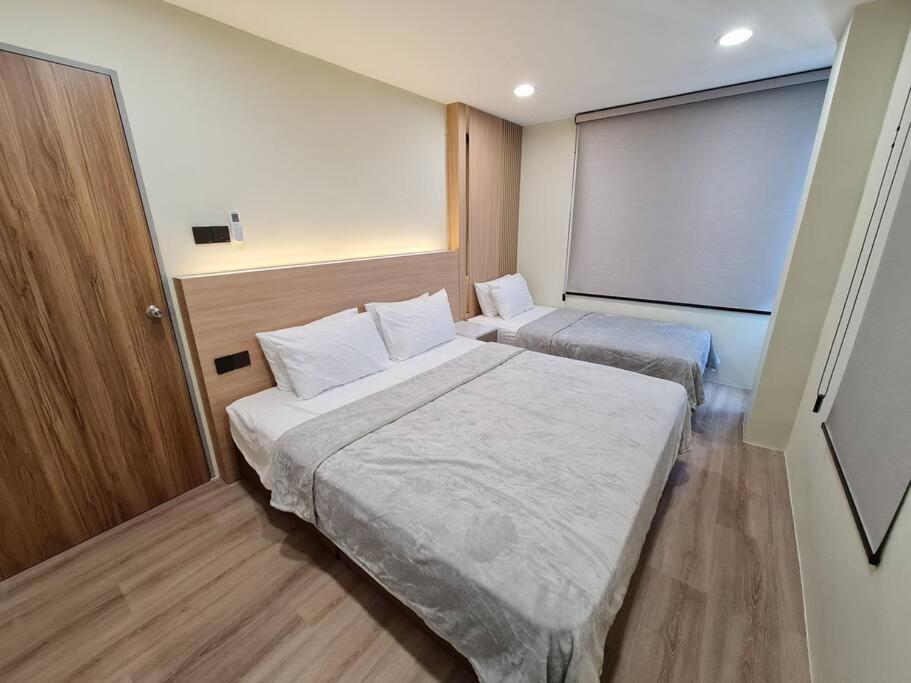 Lovely 1878 Apartment 3-bedrooms with free parking photo 5