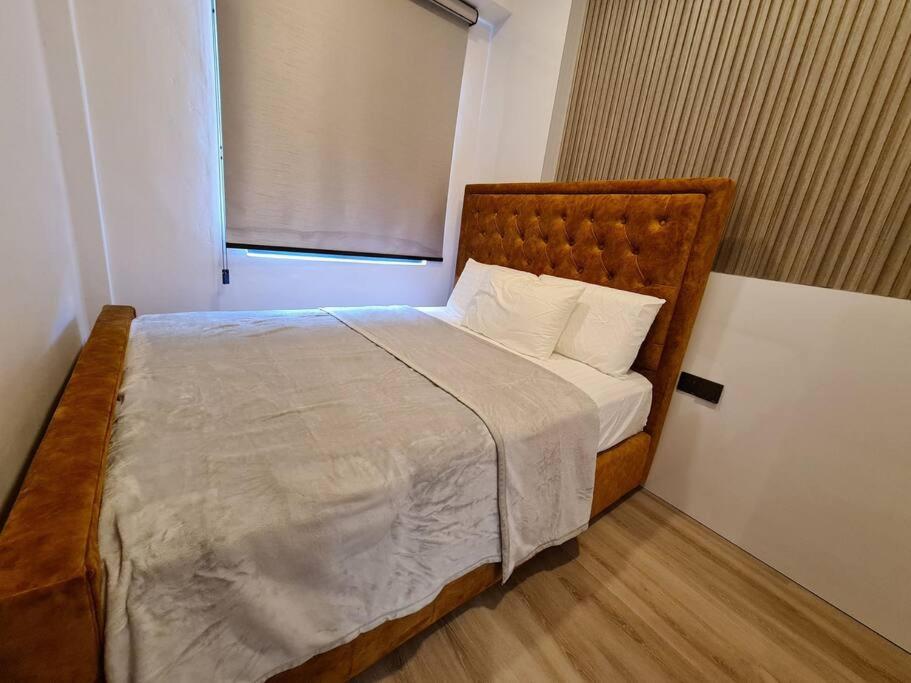 Lovely 1878 Apartment 3-bedrooms with free parking photo 7