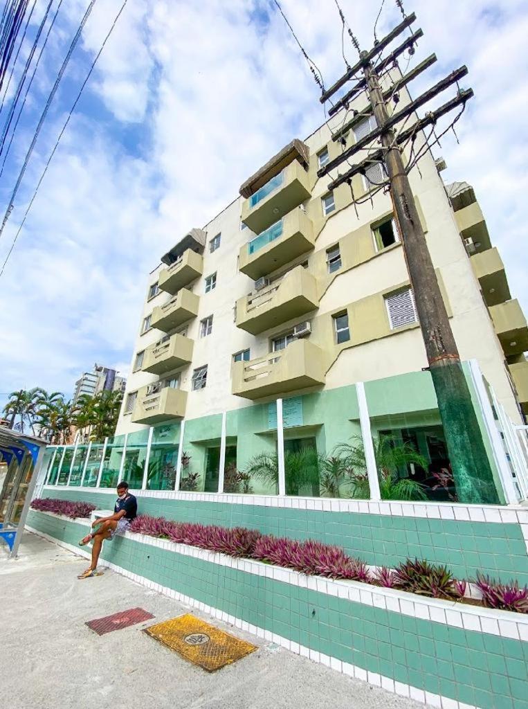 Excelente apartamento bem localizado a 450 metros da praia view 2