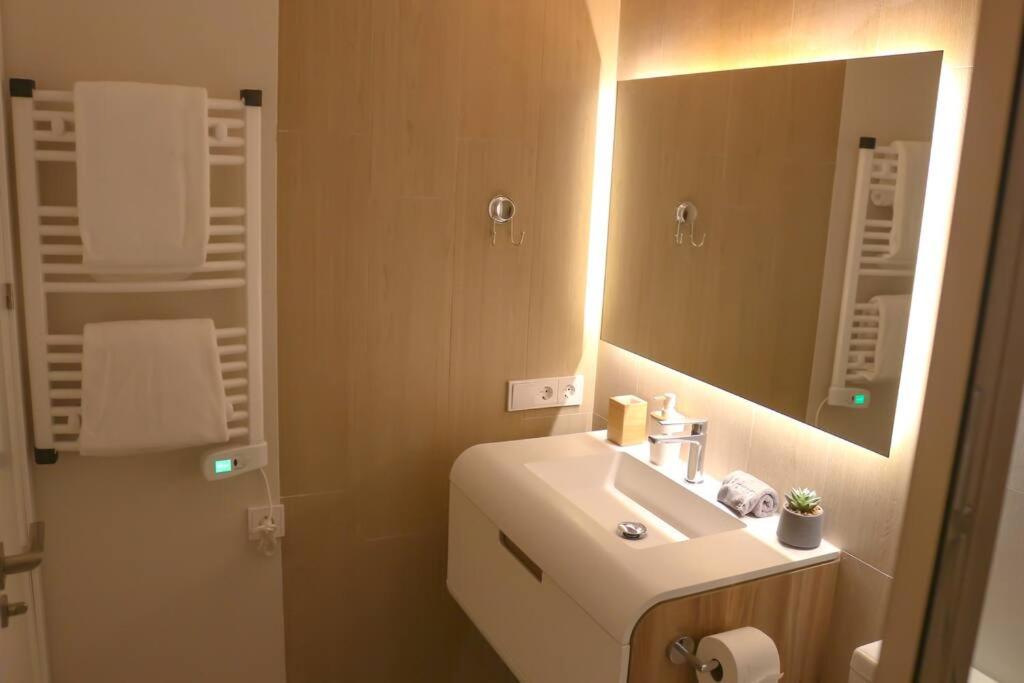 Iconic Sea Views Luxury Apartment