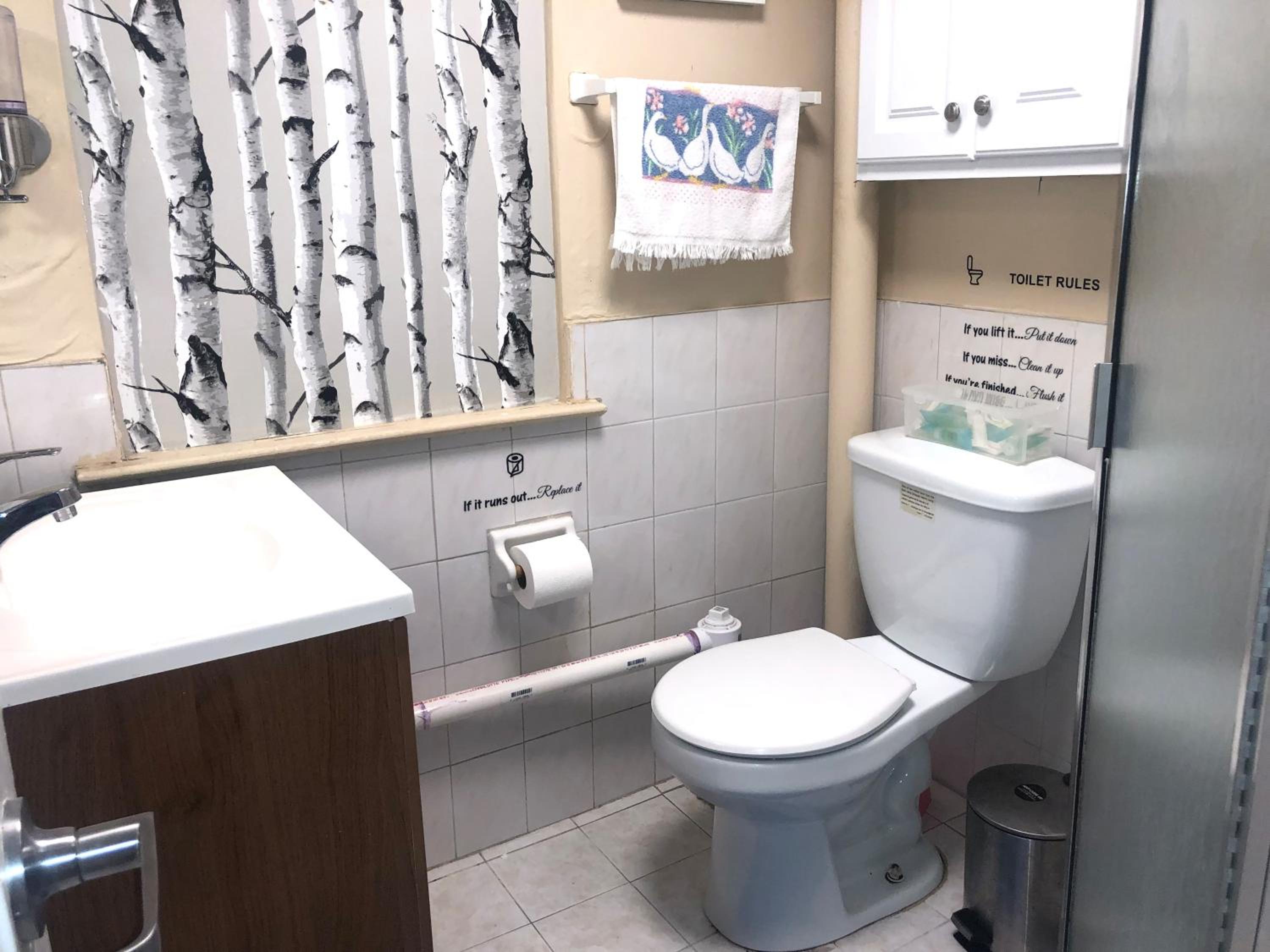 67-26 Austin Cove near subway, all shops, restaurants! Separate Entrance